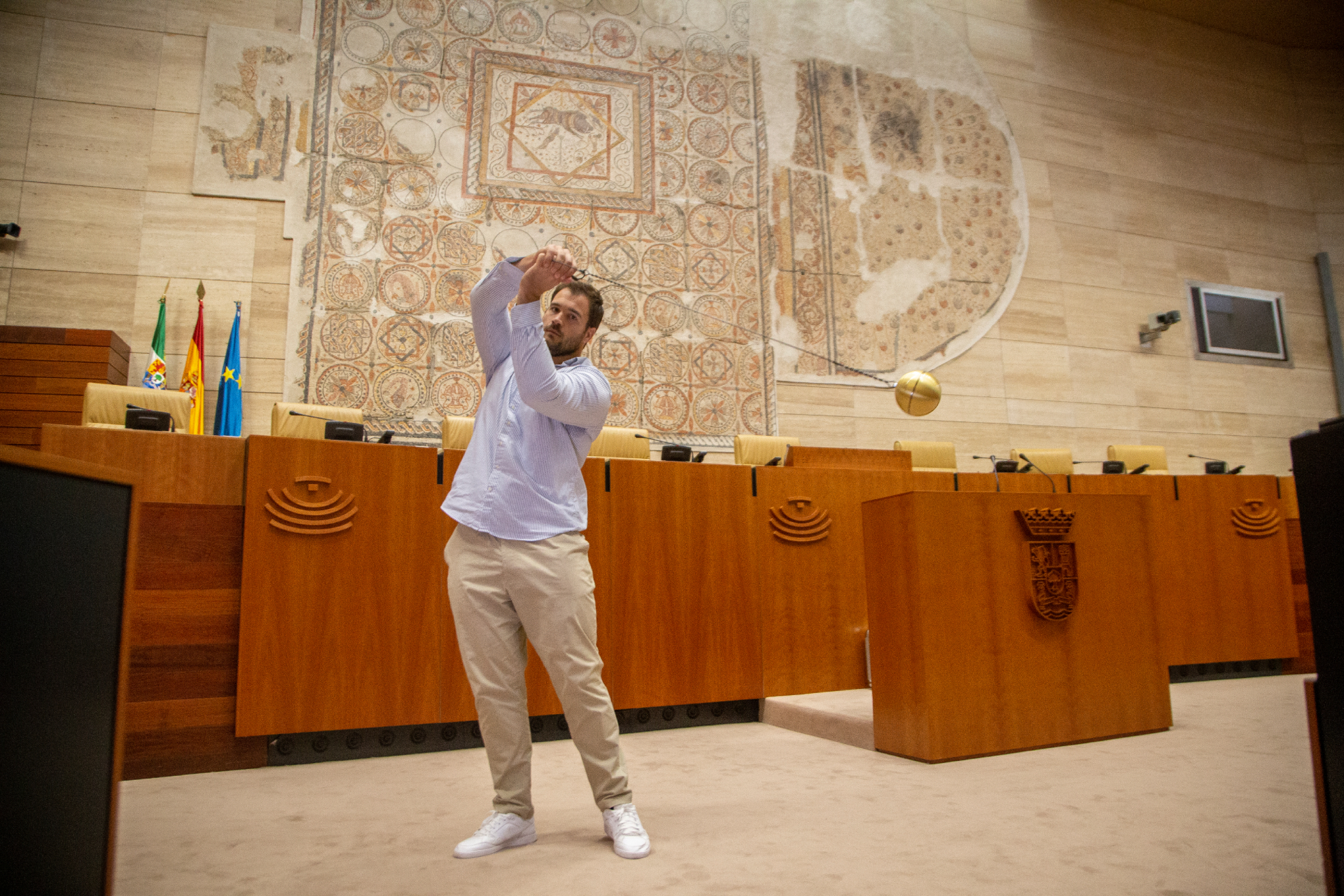 Javier Cienfuegos con un martillo en la Asamblea de Extremadura.