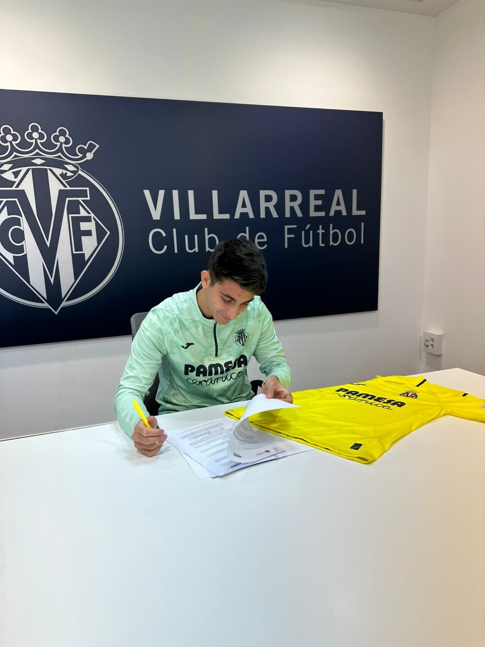 Ramón Terrats firma su nuevo contrato con el conjunto amarillo