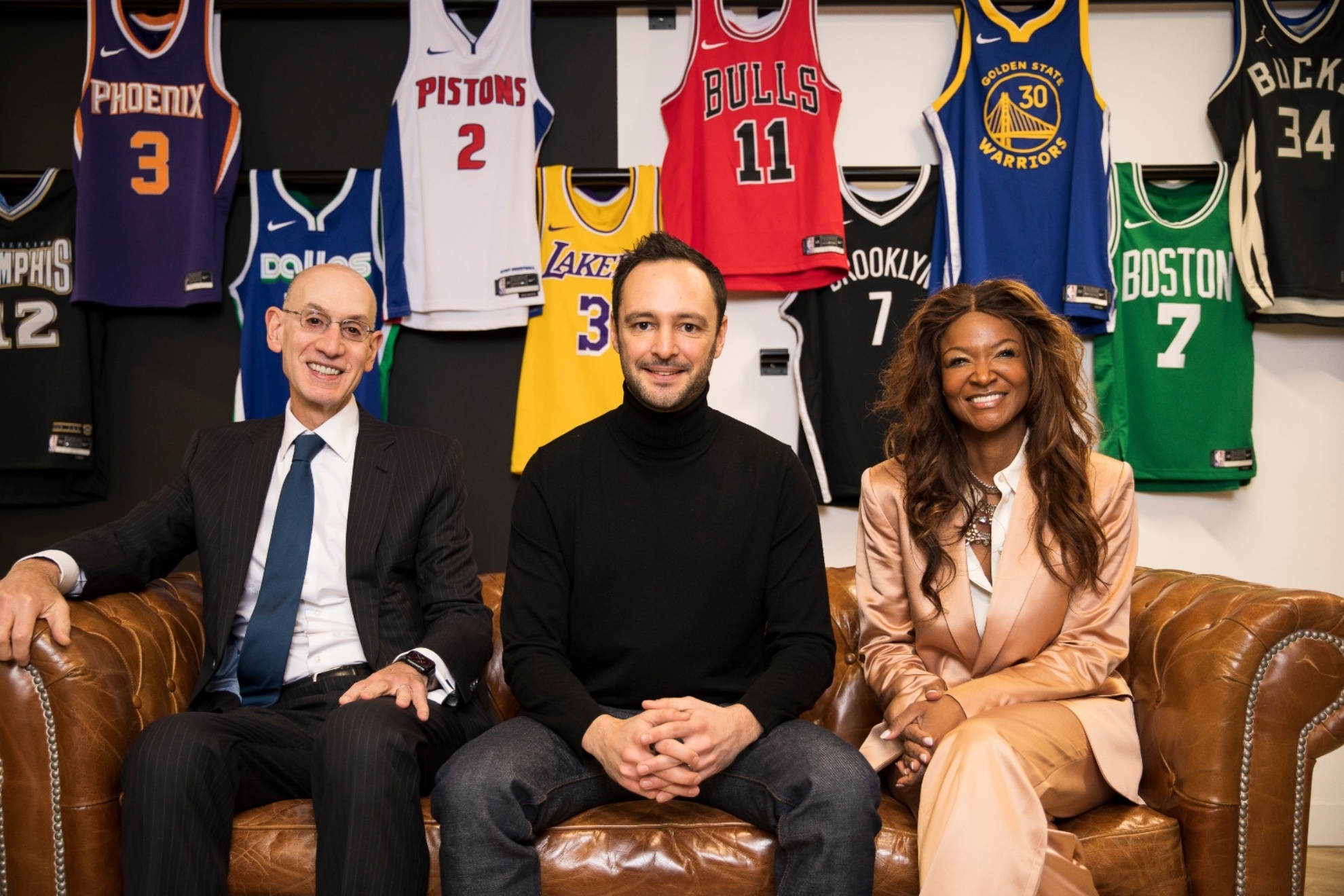 Adam Silver, comisionado de la NBA, Nicolas Julia, CEO de Sorare, y Tamika Tremaglio, presidenta de la NBPA.