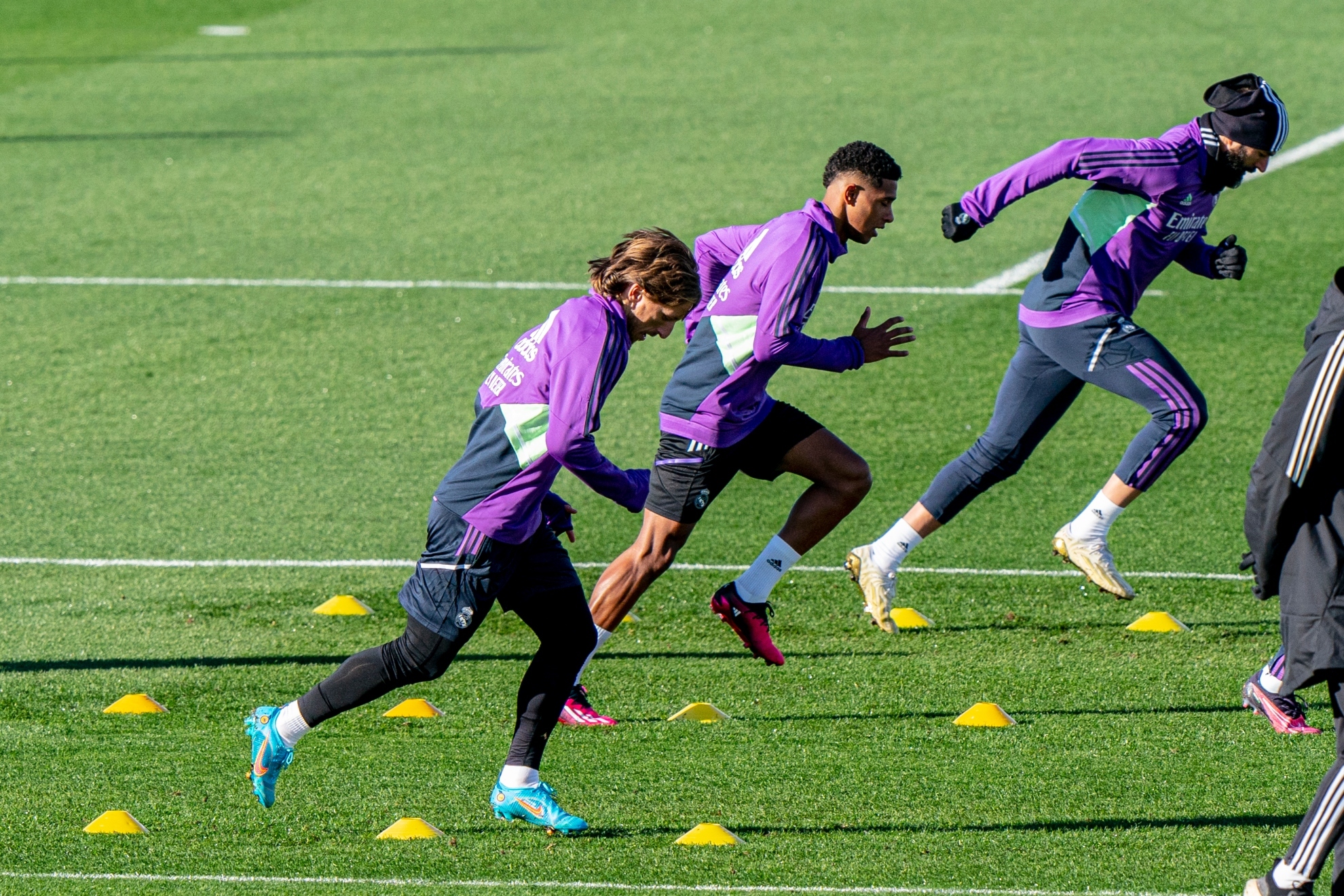 Modric, Tobias y Benzema, en el entrenamiento de ayer en Valdebebas.