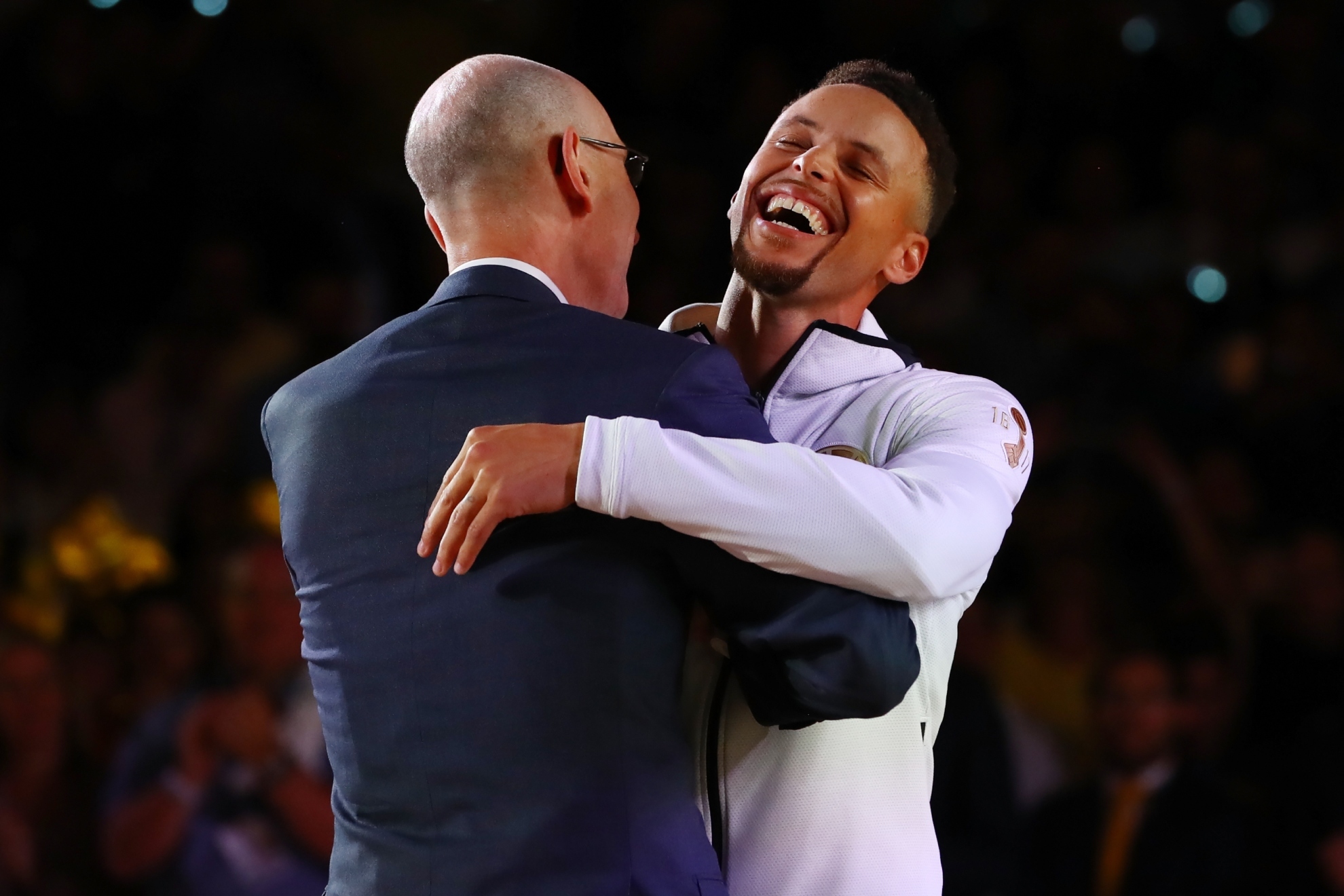 Adam Silver, comisionado de la NBA, se abraza con Steph Curry.