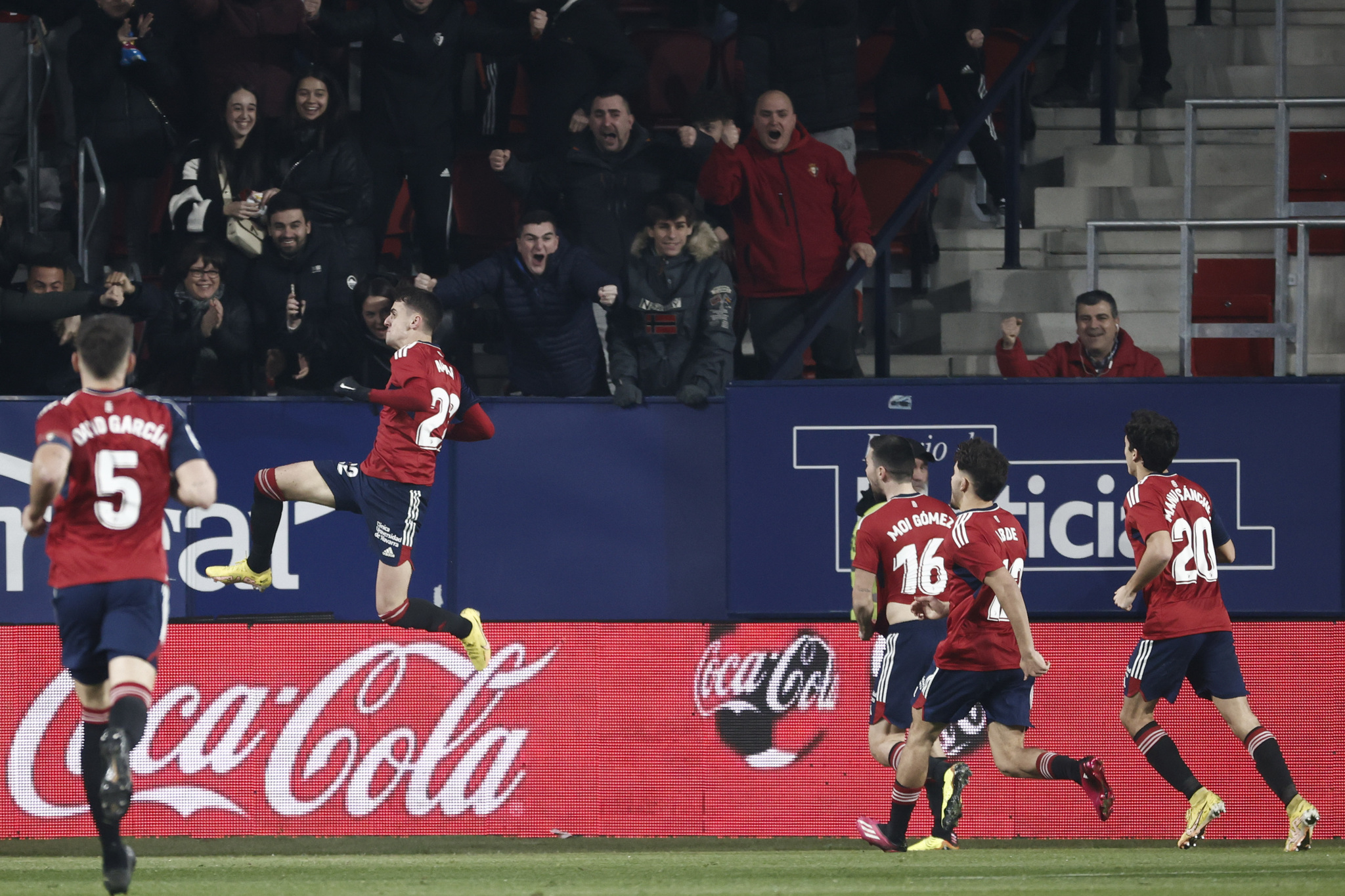 Aimar Oroz celebra un gol con Osasuna en El Sadar.