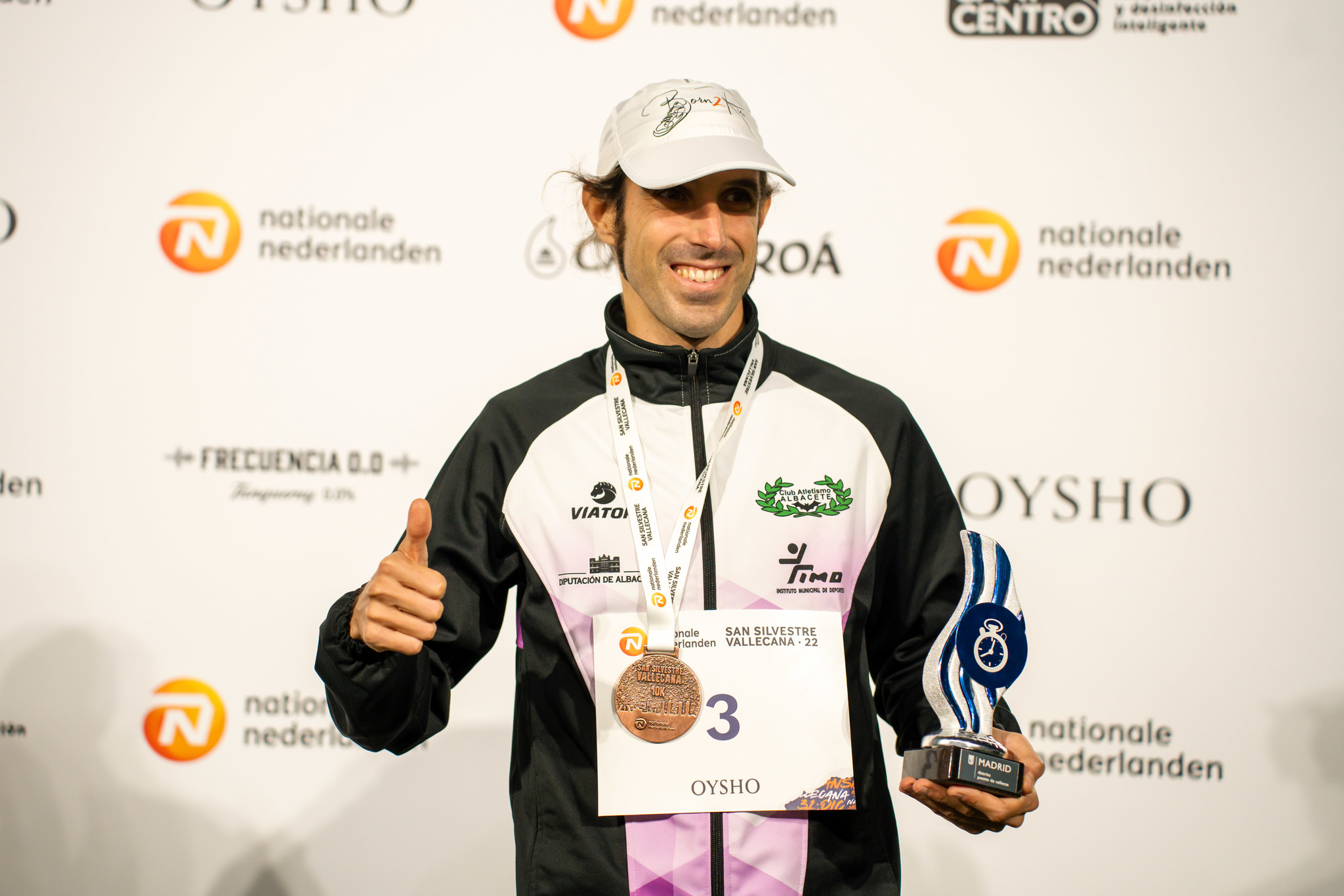 Borja Pérez en el podio de la san Silvestre Vallecana 2022