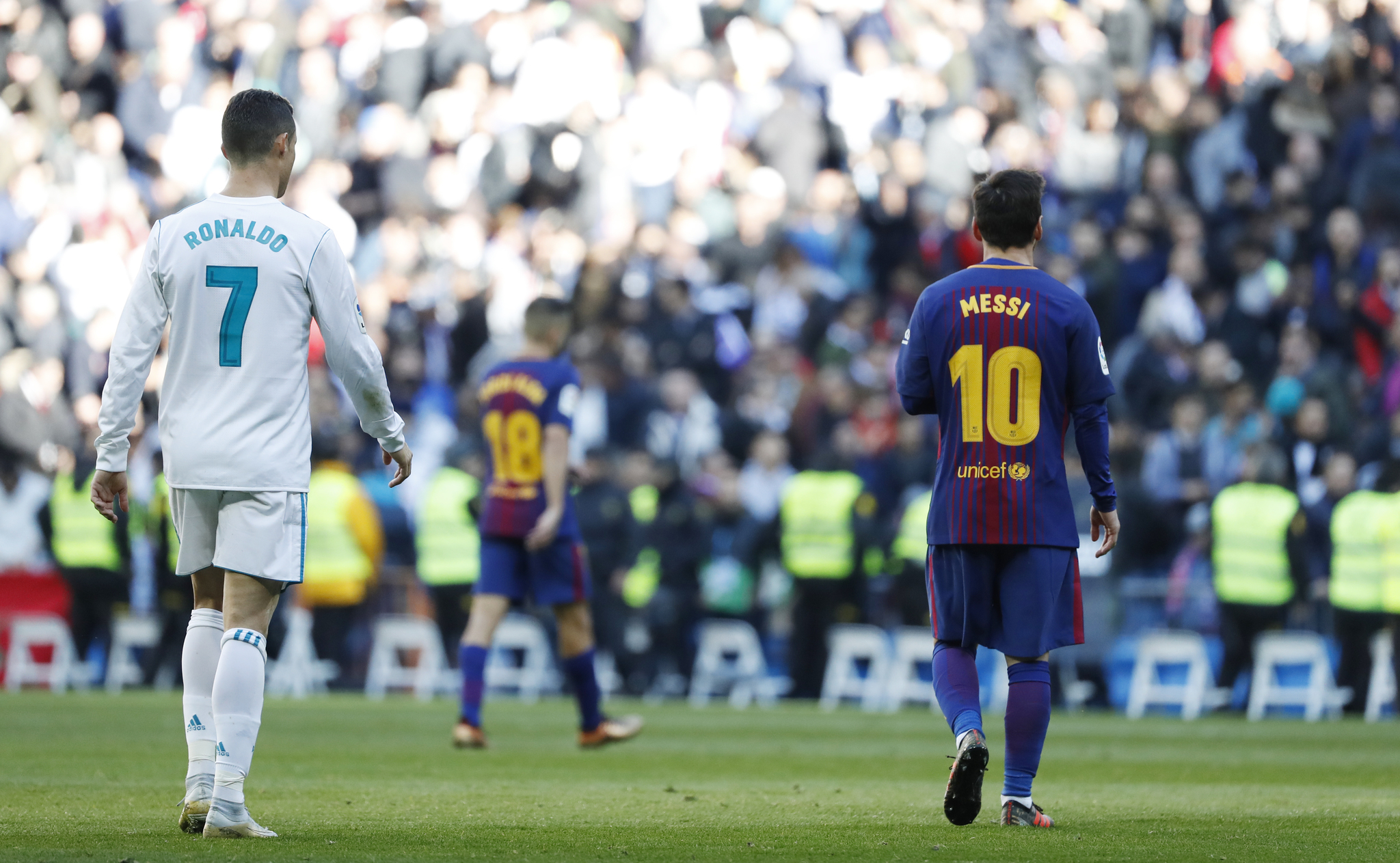 Cristiano Ronaldo y Leo Messi, durante un partido entre Real Madrid y Barcelona.