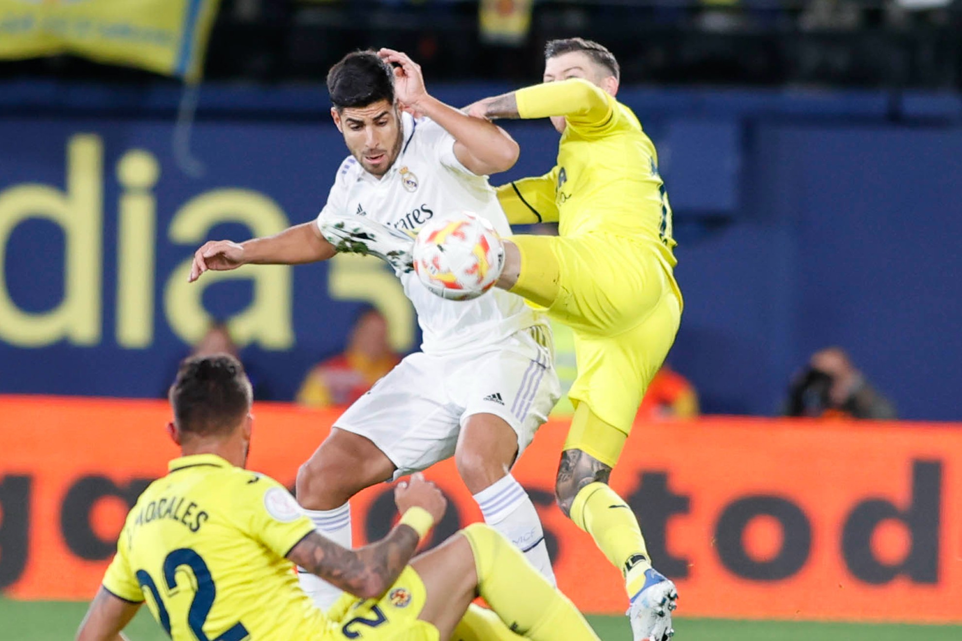 Asensio pelea el bal�n con dos jugadores del Villarreal