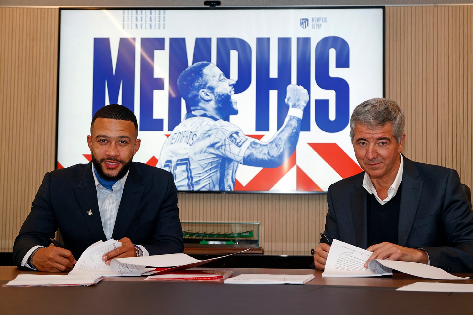 Memphis con Miguel Ángel Gil firmando el contrato del delantero.