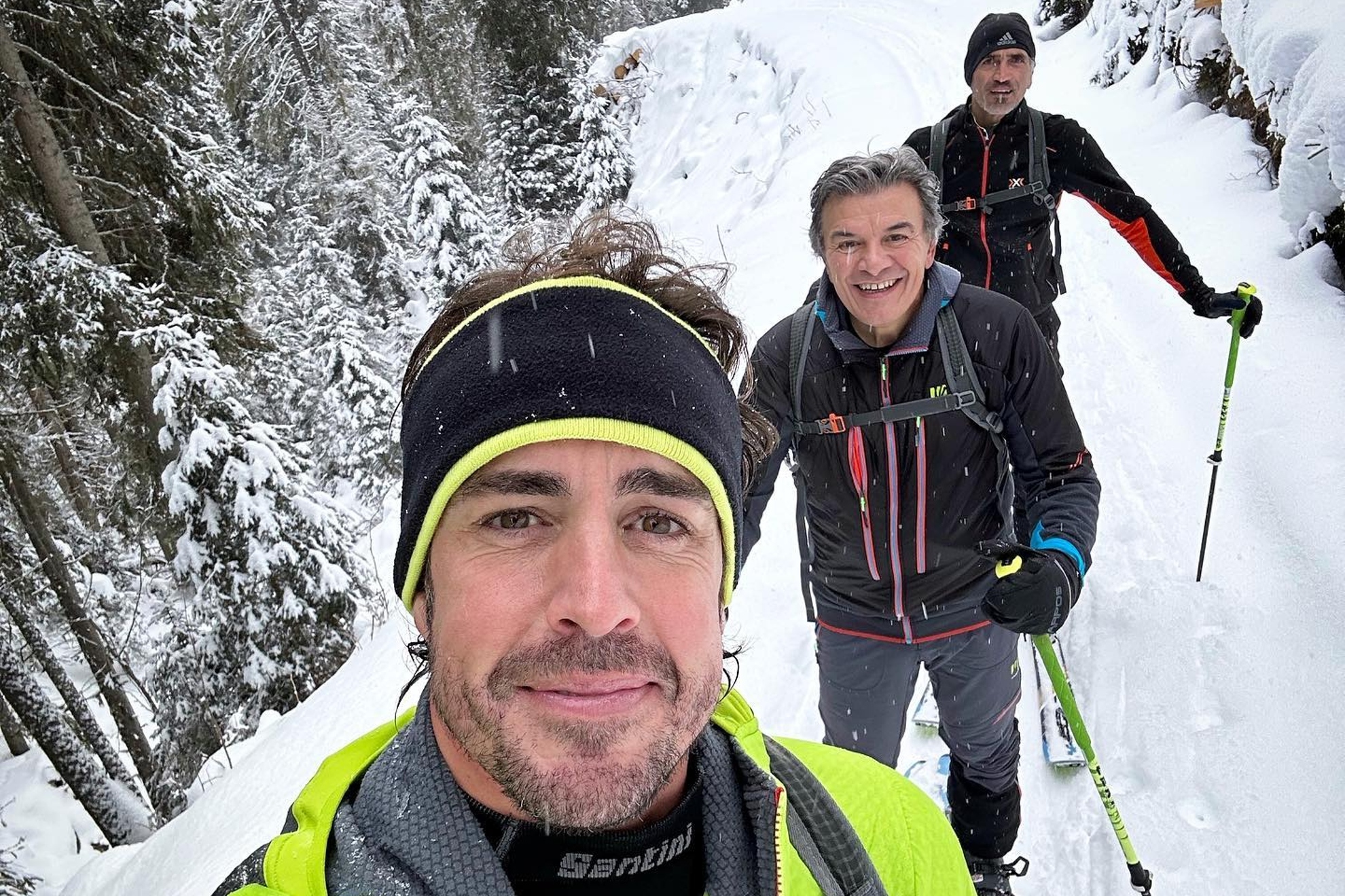 Alonso, entrenándose con esquíes junto a sus preparadores.