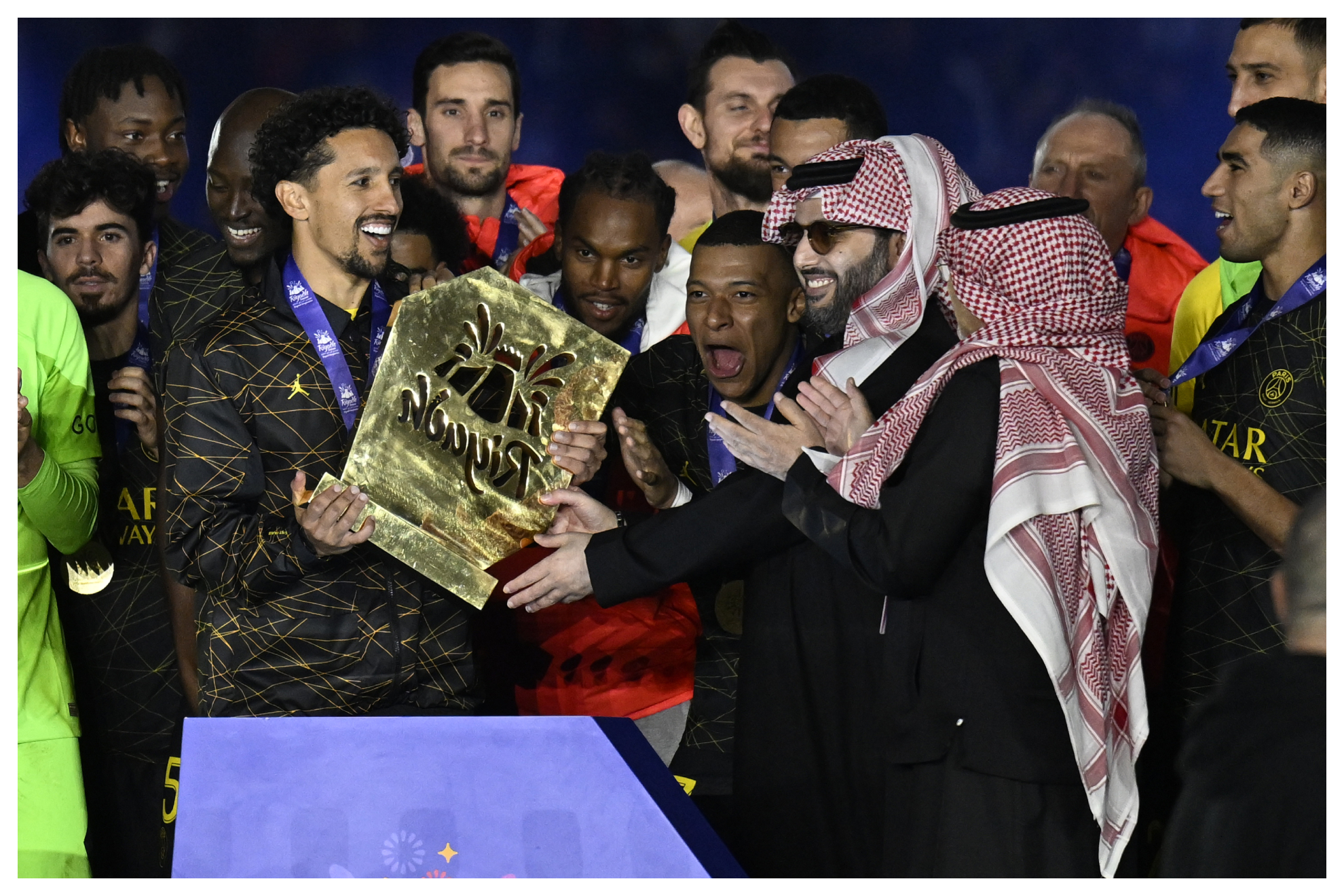 Turki Al Al-Sheikh, dueo del Almera y hombre fuerte del deporte saud, entrega el trofeo a Marquinhos.