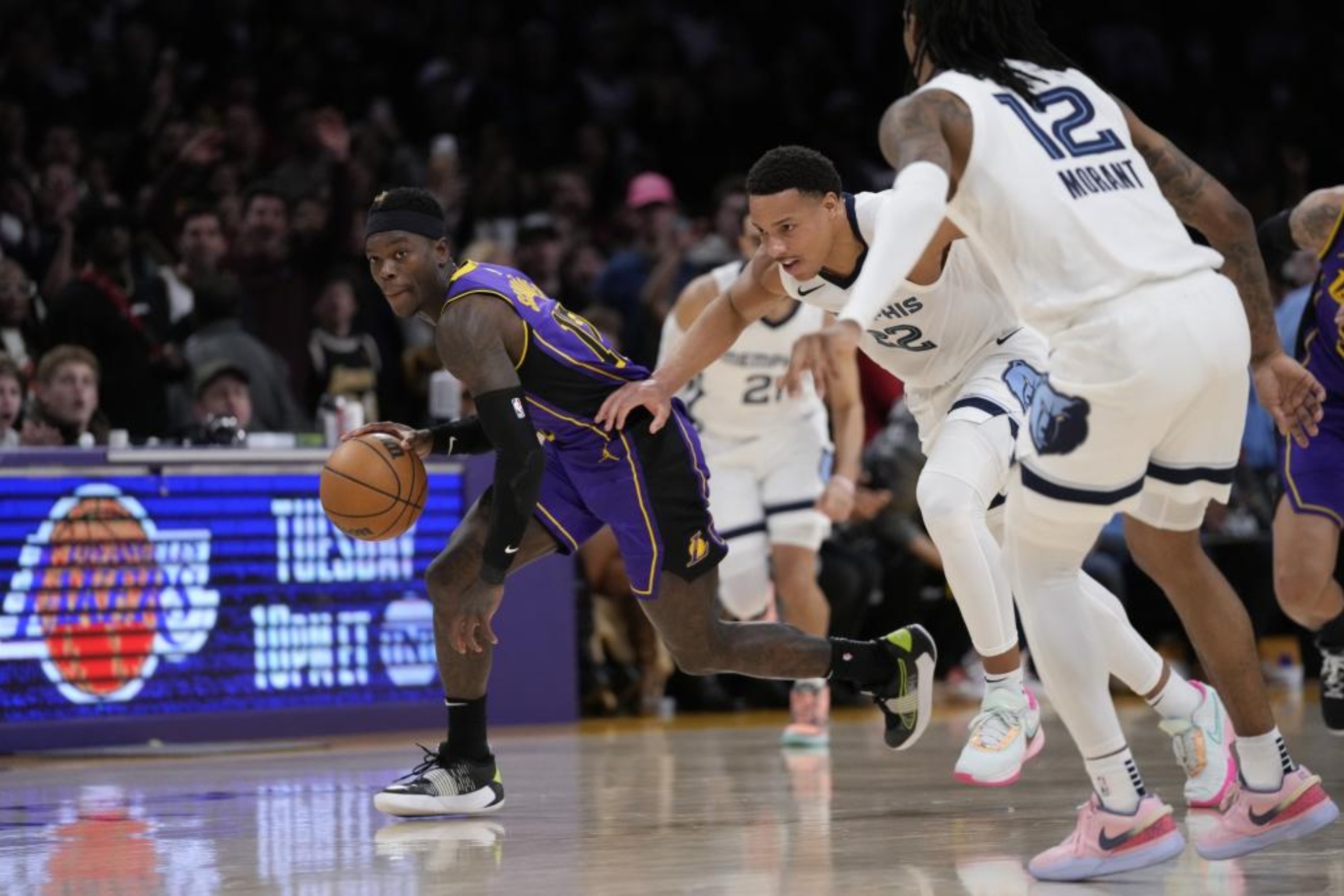 Polmico Lakers-Grizzlies: gana Los ngeles  y hay un enfrentamiento de Memphis con la grada