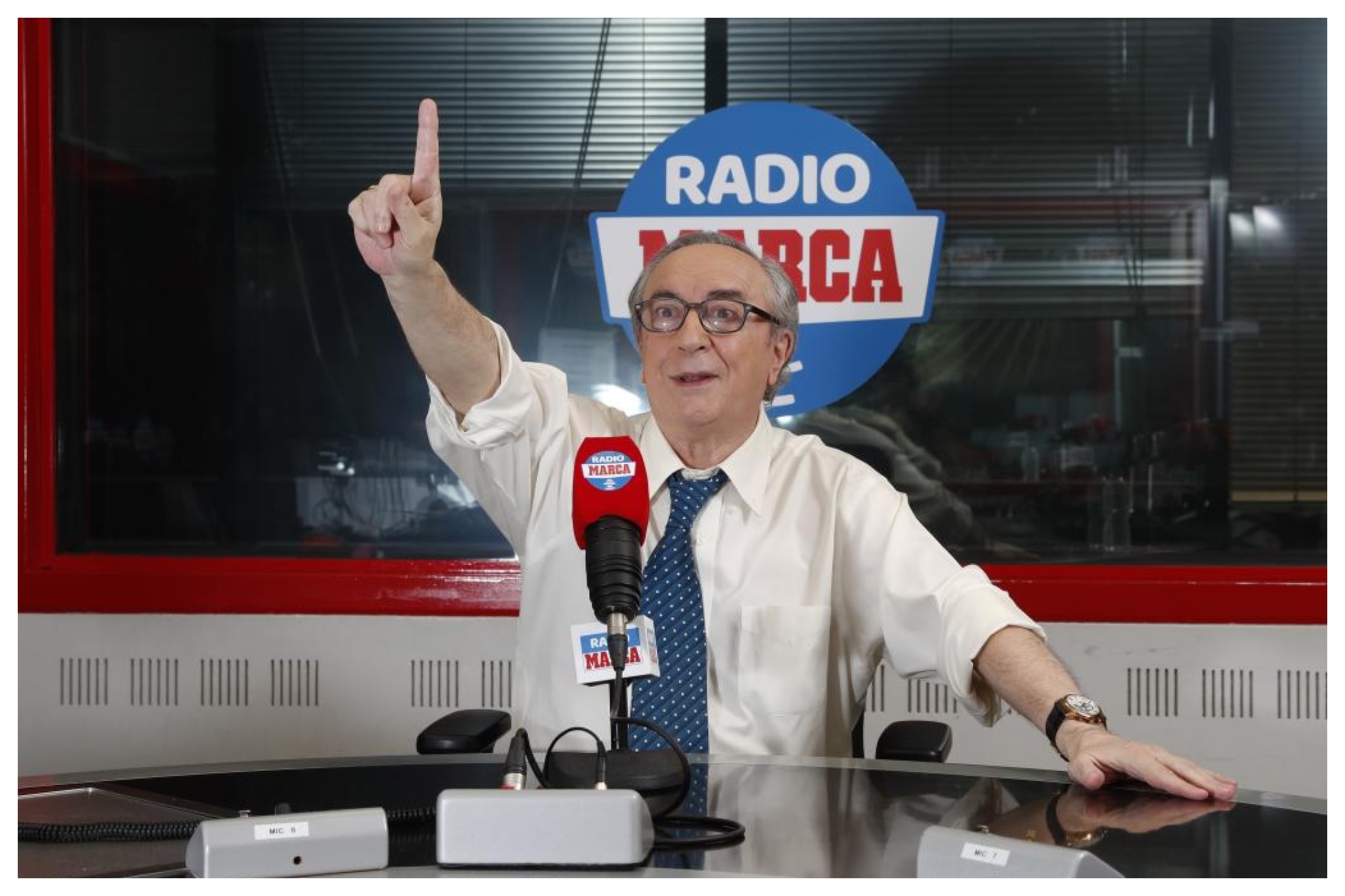 Pedro Pablo Parrado, en los estudios de Radio Marca, realizando su programa 'Goles'