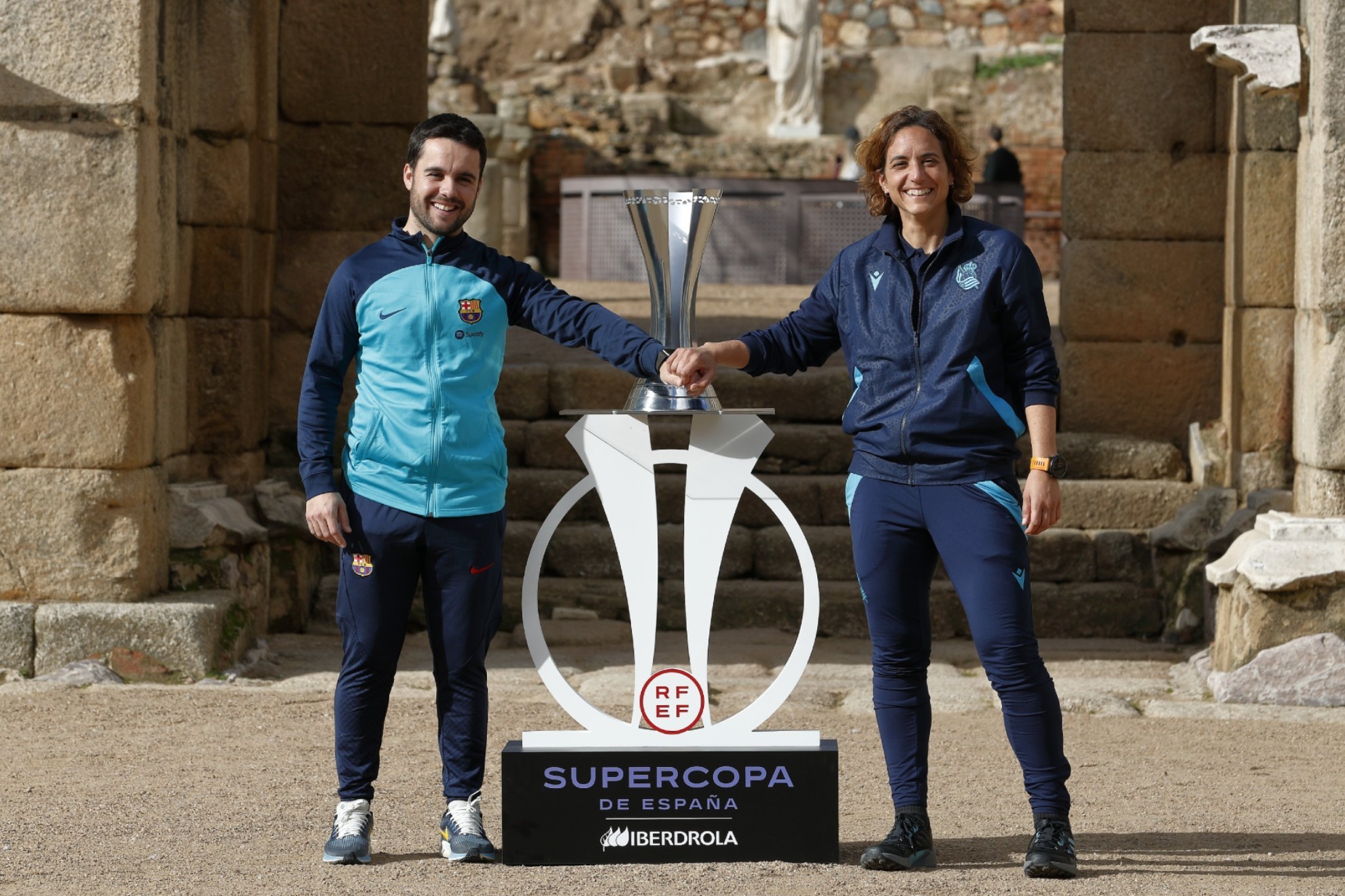 Jonatan Giráldez y Natalia Arroyo, entrenadores de Barcelona y Real Sociedad, en el Teatro Romano de Mérida / RFEF