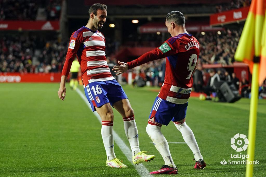 Víctor Díaz y Callejón celebran el primer gol: el primero lo marcó y el segundo asistió
