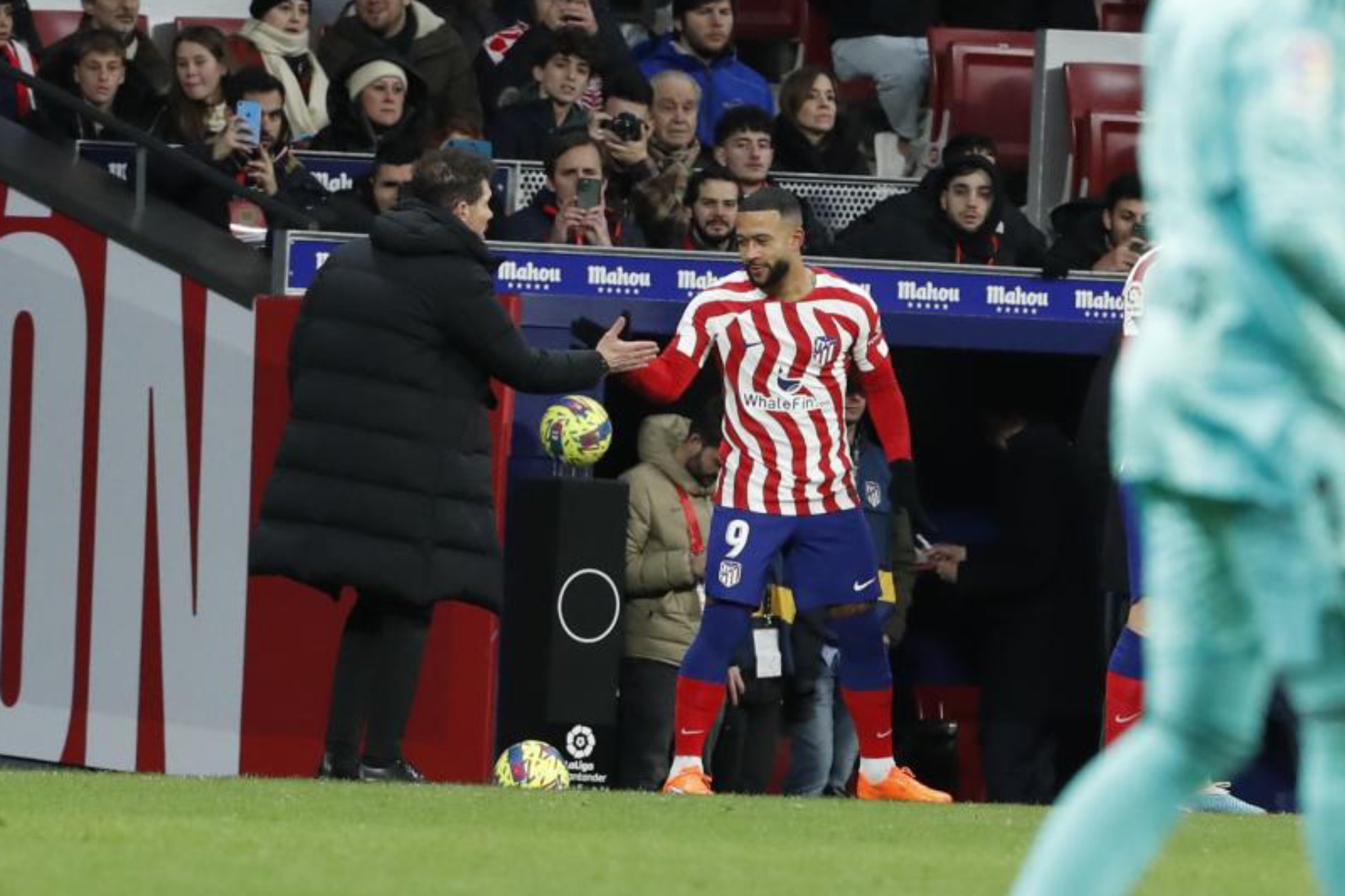 Simeone shakes hands with Memphis