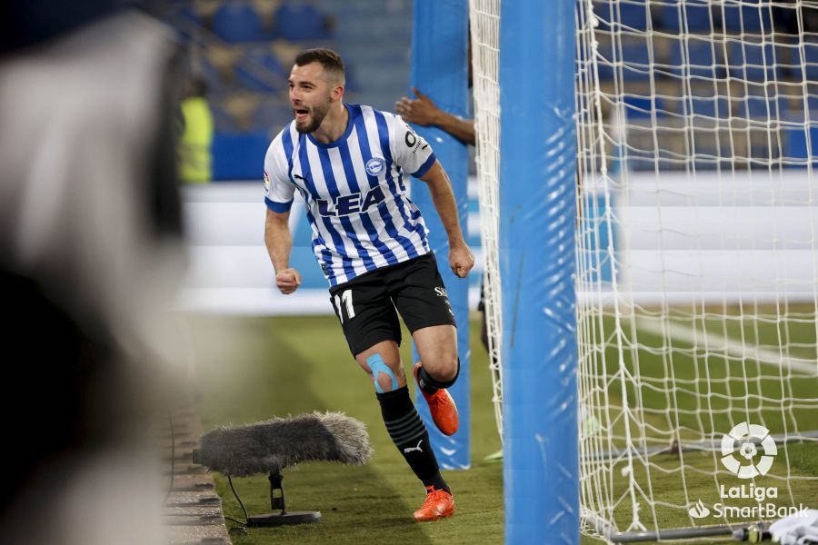 Luis Rioja celebra el gol que abri el marcador en Mendizorroza