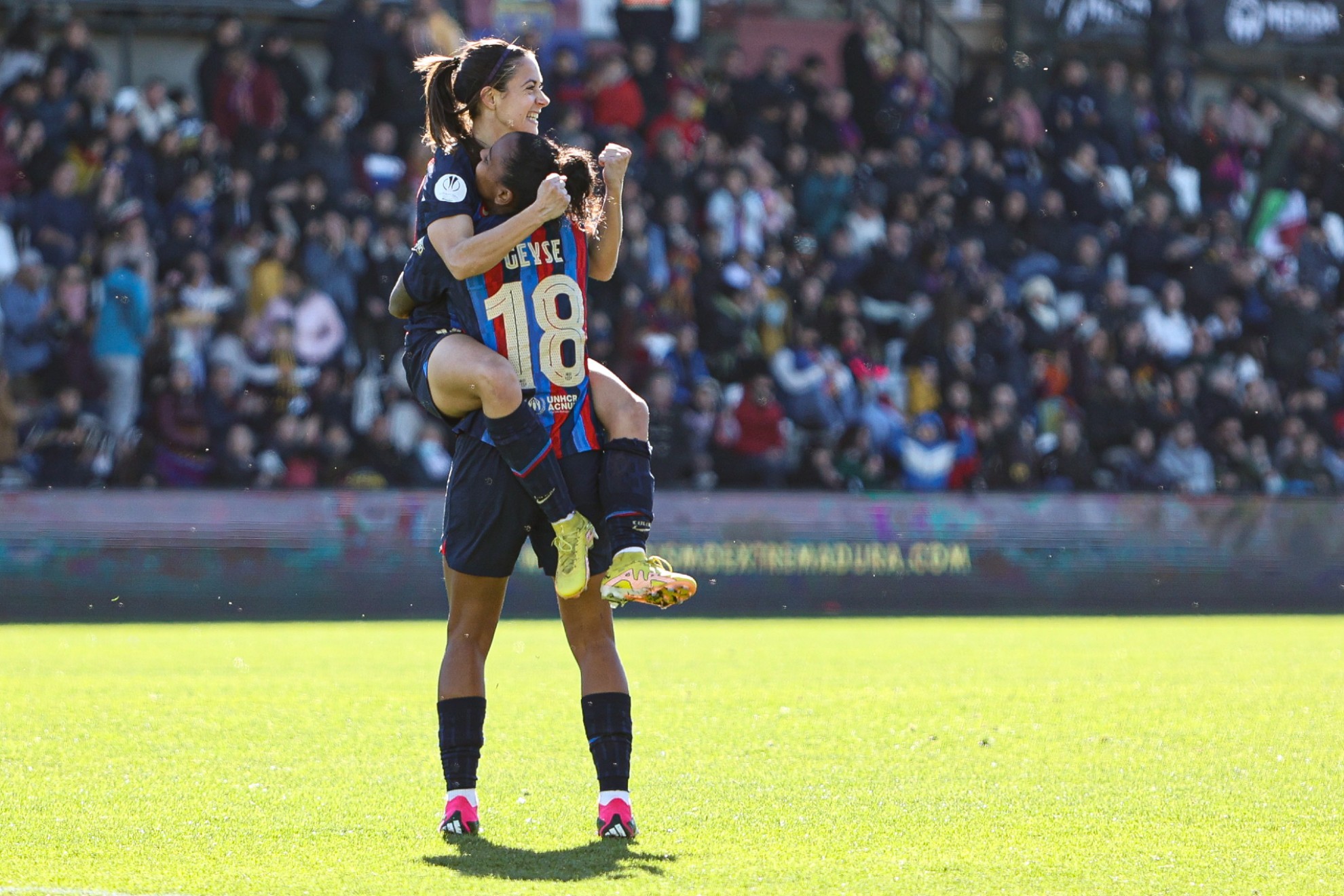 Aitana Bonmat celebra uno de los dos goles junto a su asistente Geyse Ferreira / EFE