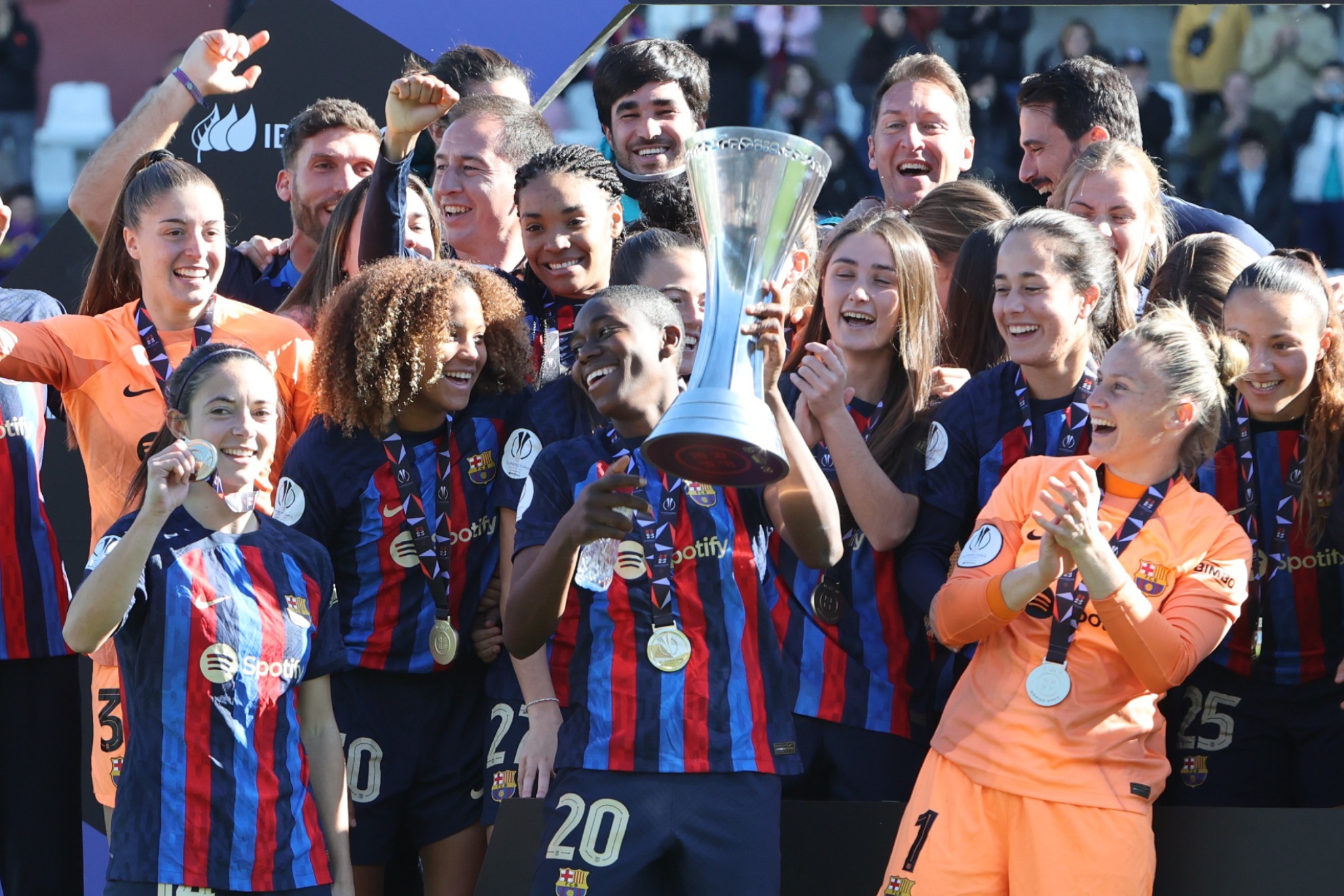El Barcelona celebra el título de Supercampeón en Mérida / EFE
