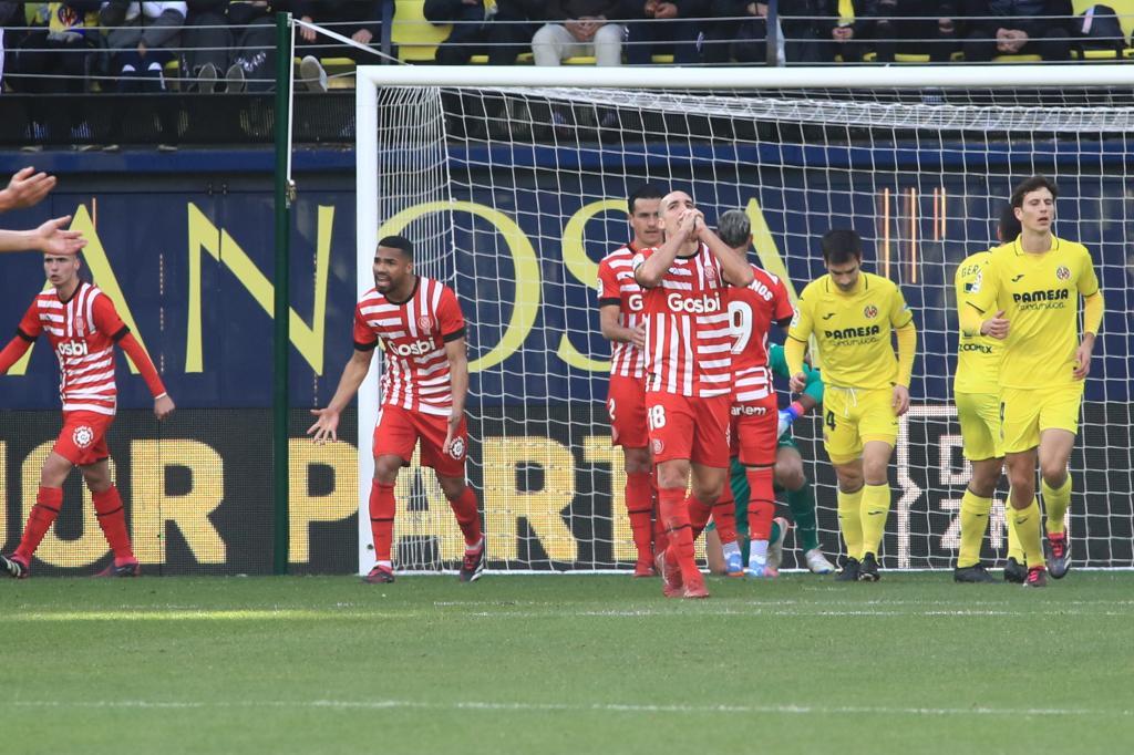 Los jugadores del Girona se lamentan tras uno de los penaltis señalados