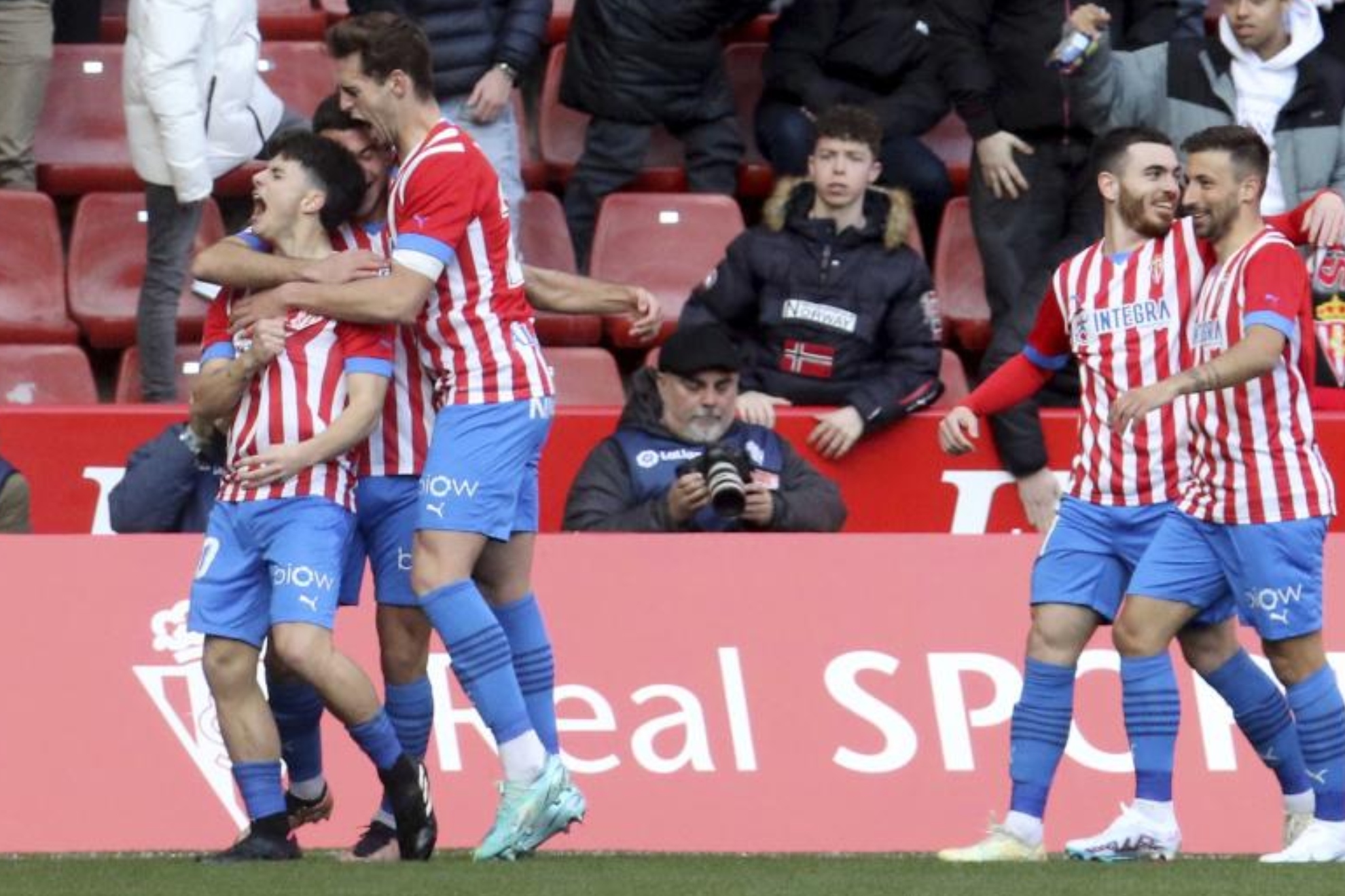 Queipo, tocando el escudo del Sporting, celebra el gol que marcó al Zaragoza y recibiendo el abrazo de sus compañeros.