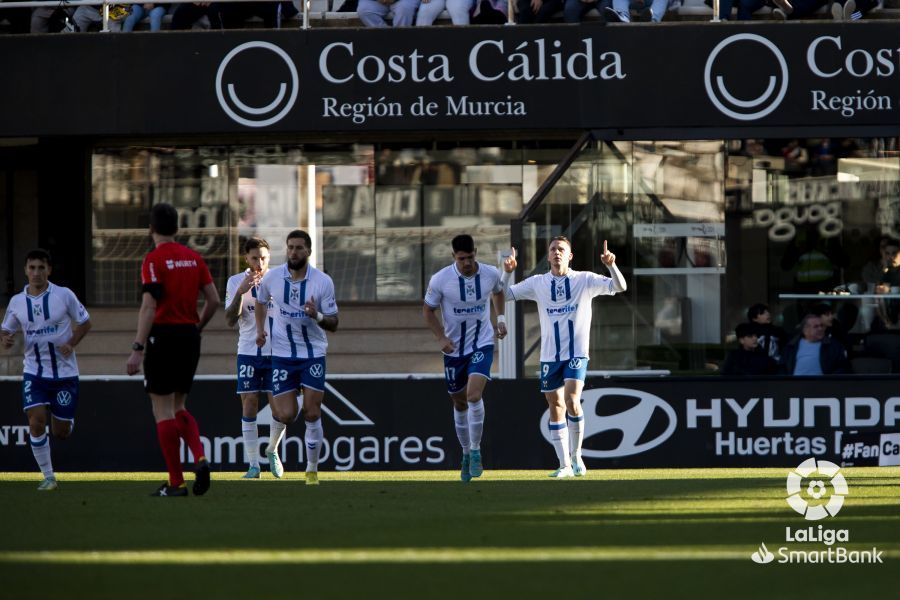 Borja Garcés celebra con sus compañeros el tempranero gol del Tenerife