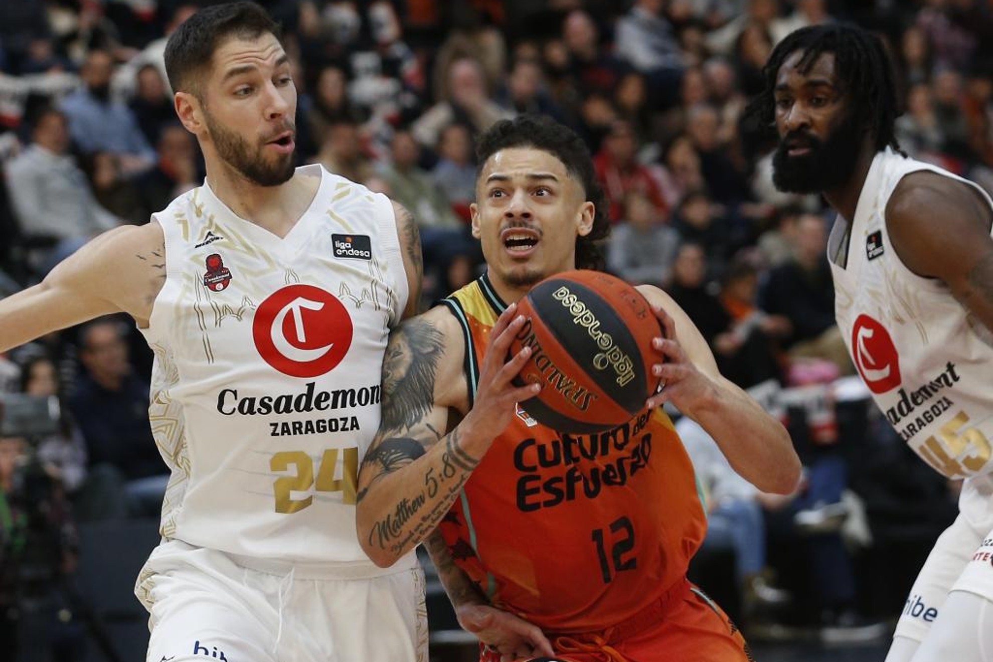 El base estadounidense del Valencia Basket Jonah Radebaugh supera al base serbio del Zaragoza Stefan Jovic.