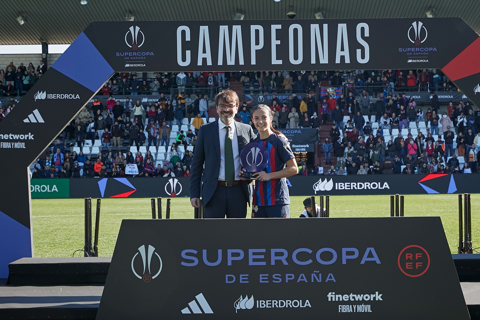 Aitana Bonmatí recibe el premio MVP de manos de David Martín, delegado de Iberdrola en Extremadura / EFE