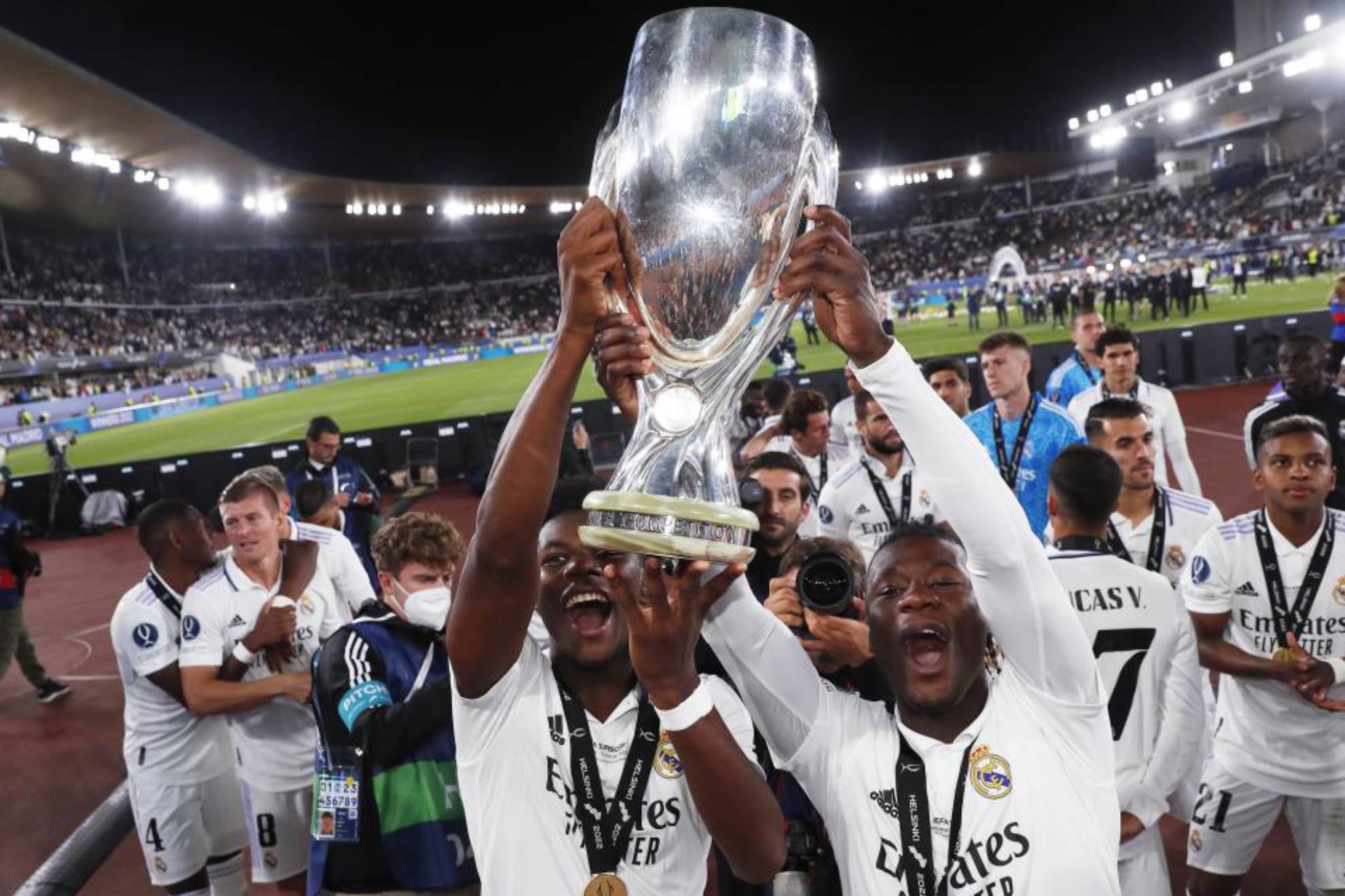 Camavinga y Tchouaméni levantan la Supercopa de Europa ganada esta temporada ante el Eintracht.