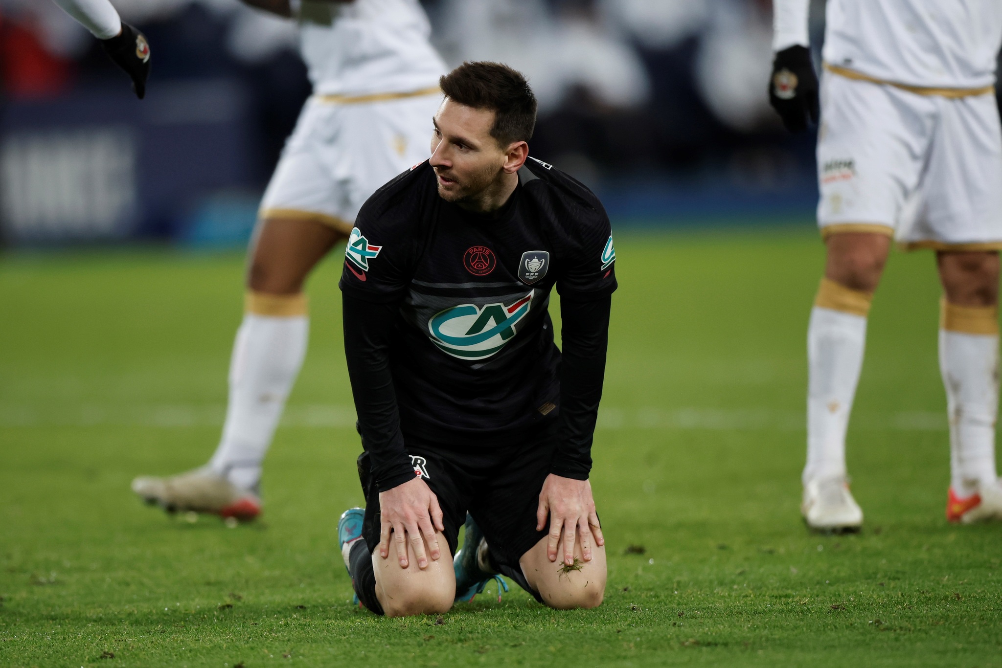 Messi se lamenta en el partido de copa del curso pasado ante el Niza.