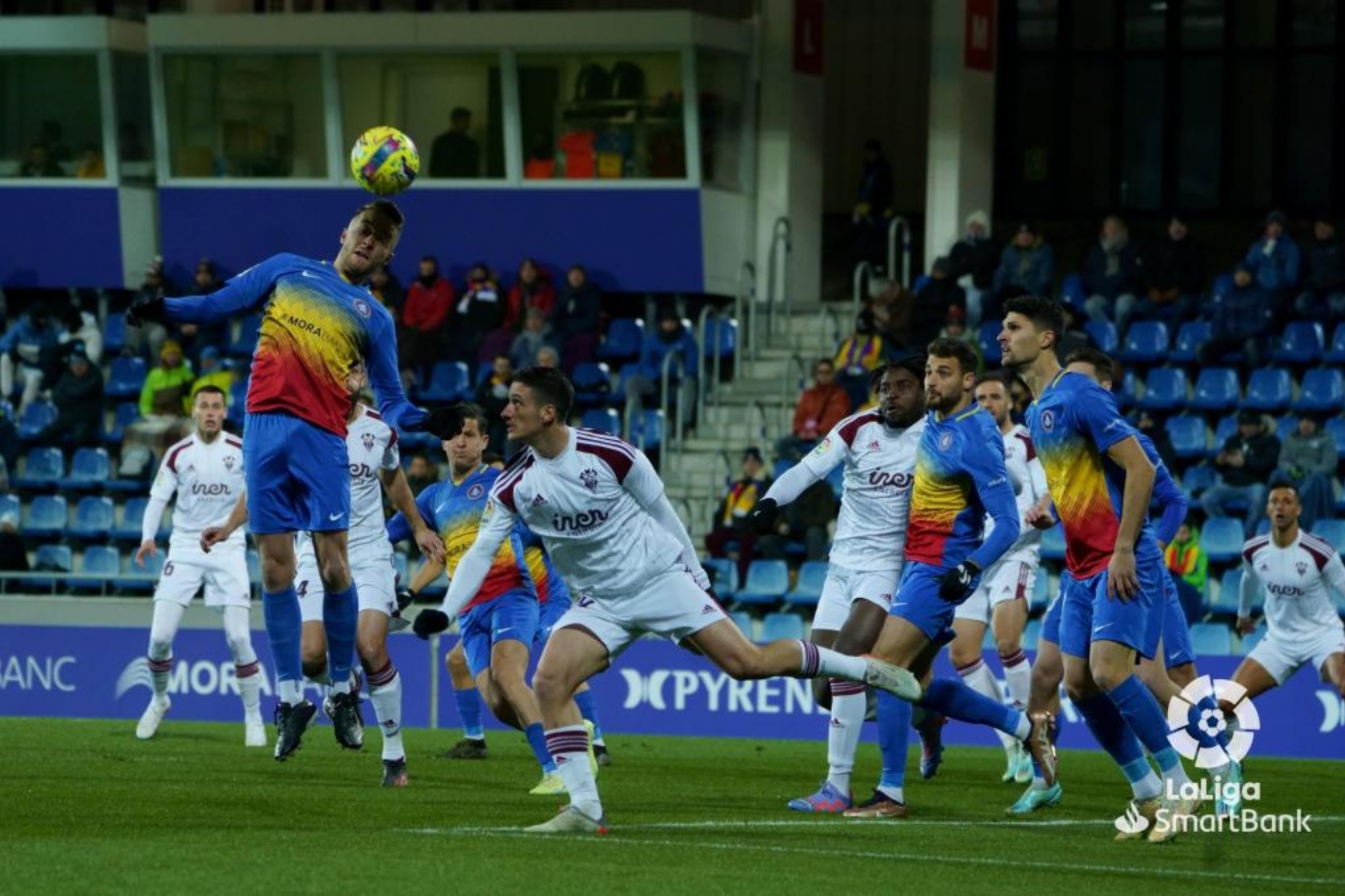 Un lance del partido disputado sobre el 'helado' Estadio Municipal de Andorra.