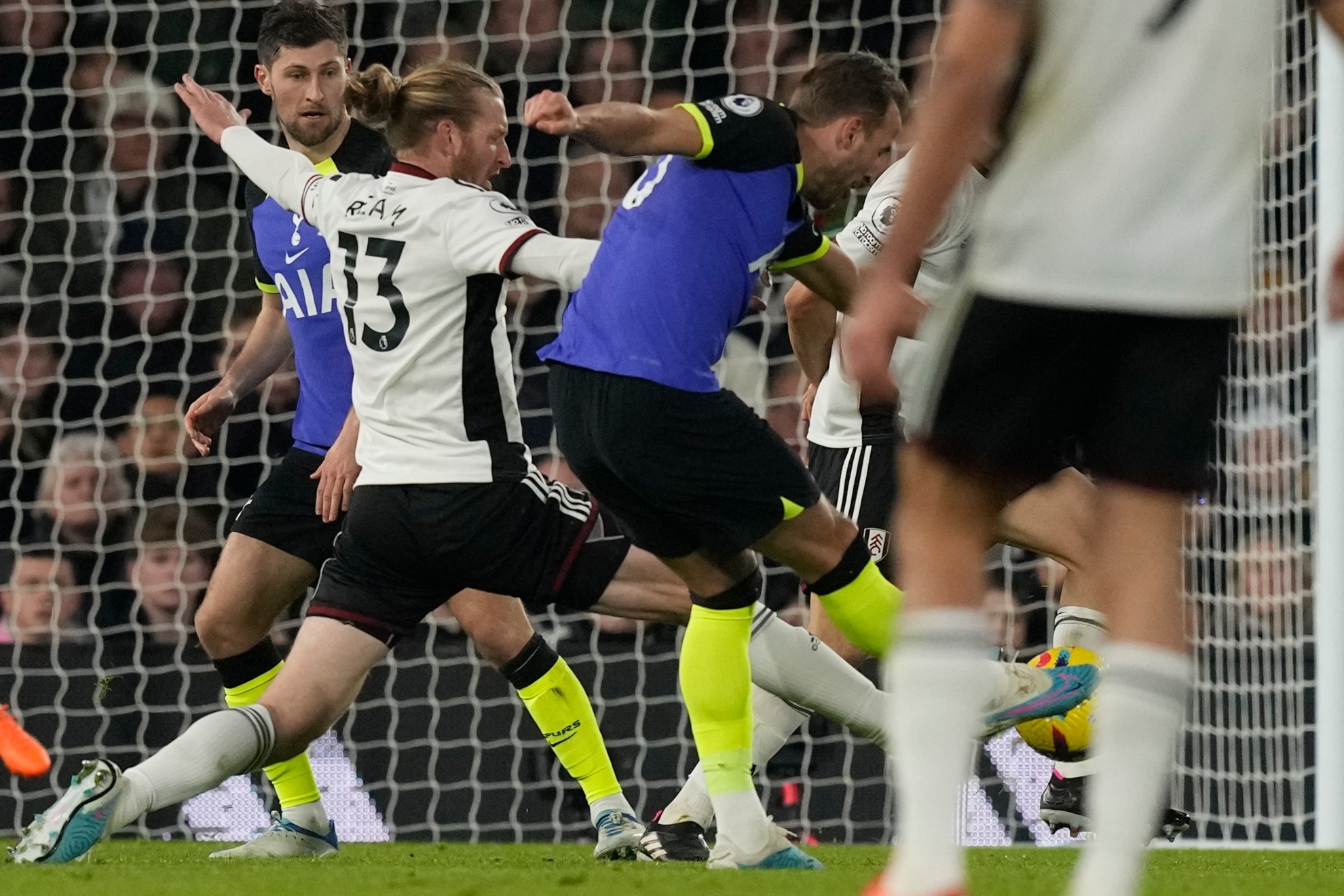 Kane lanza a portera para marcar el gol del triunfo del Tottenham