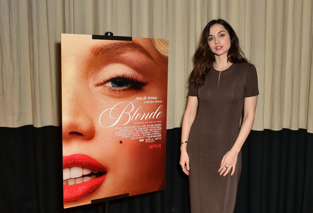 Ana de Armas, junto a un cartel promocional de 'Blonde'.