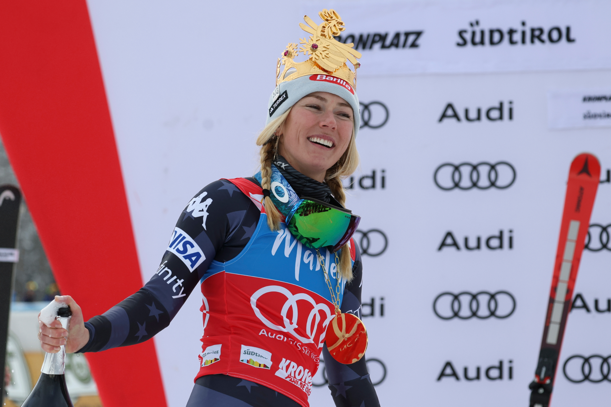 Mikaela Shiffrin celebra coronada su victoria en el gigante de Kronplatz.