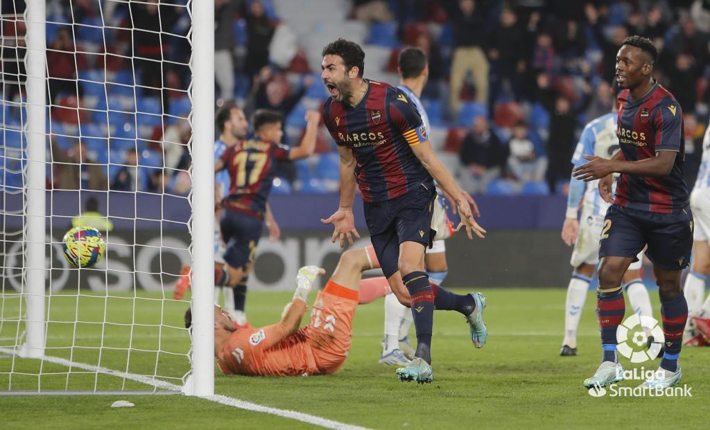 Iborra celebra con rabia el gol que le marcó al Málaga en el Ciutat de Valencia