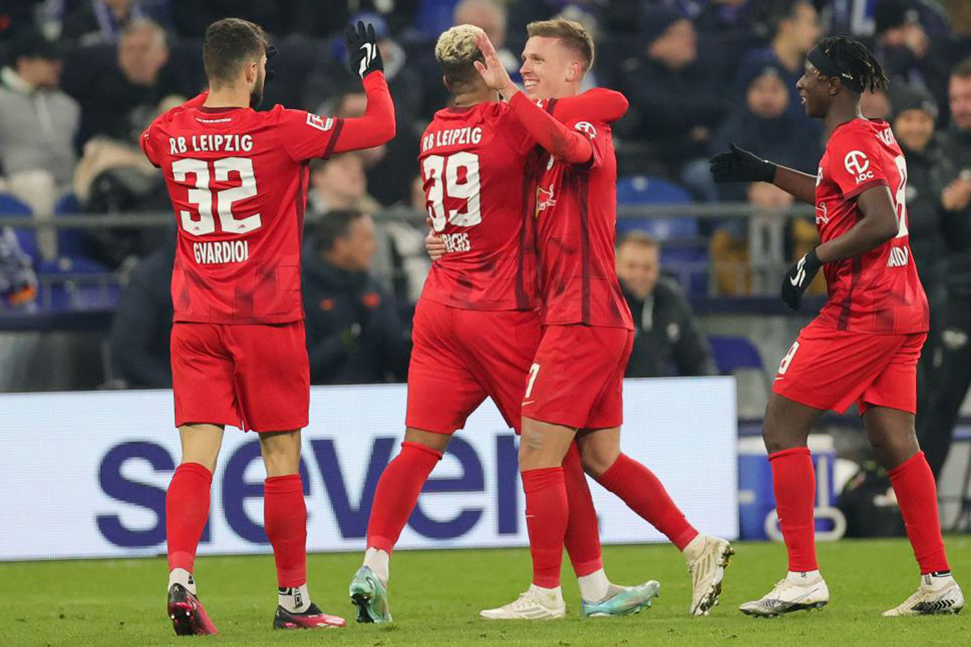 Dani Olmo y sus compaeros del RB Leipzig celebran uno de sus goles.