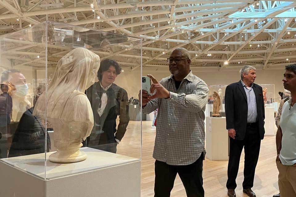 Charles Haley visita el Museo Soumaya. MARCA Claro
