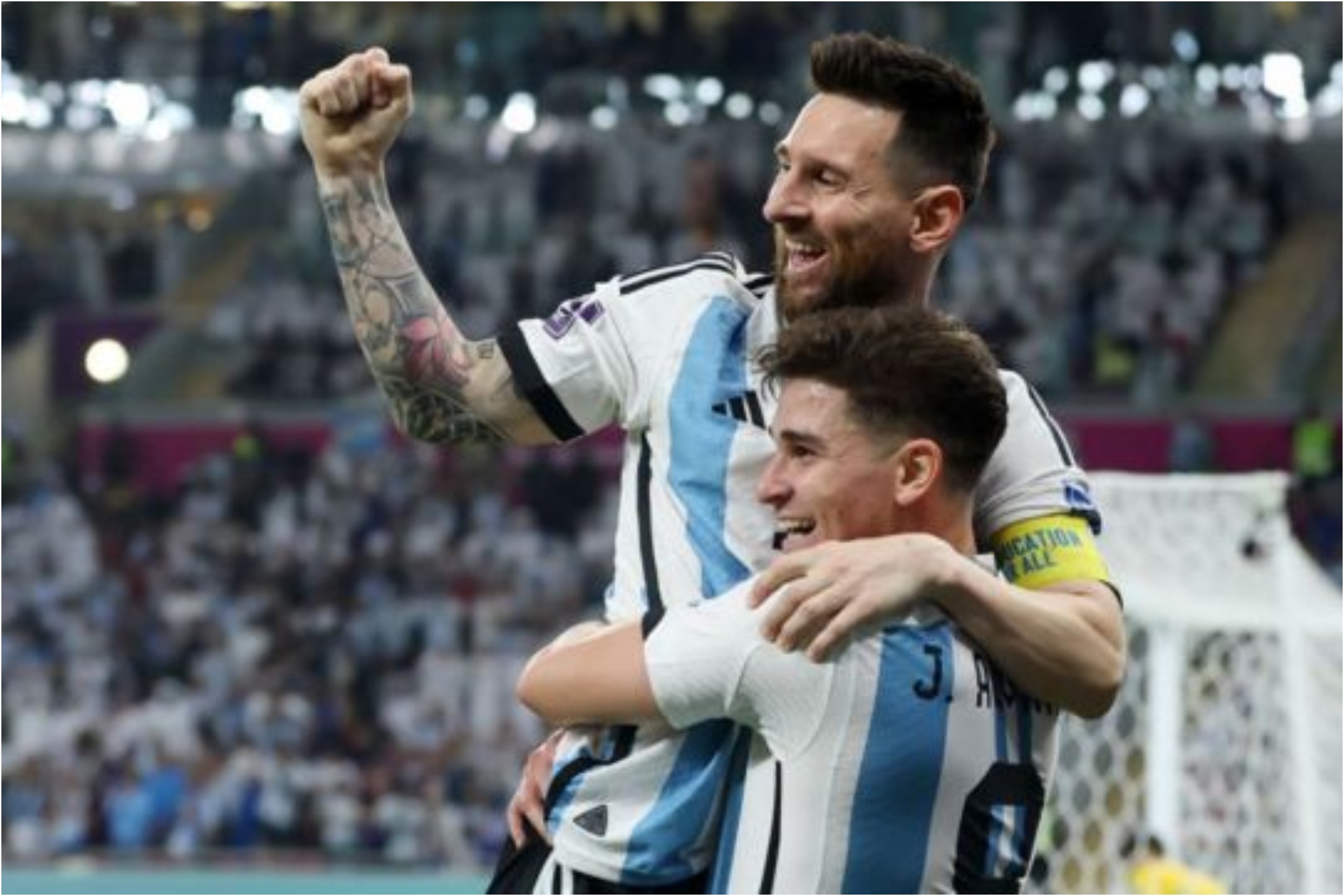 Julián Álvarez alza a Messi durante uno de los goles de Argentina en Qatar 2022.
