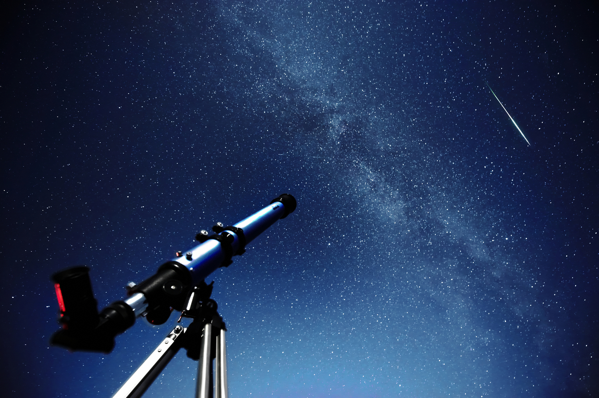 Un telescopio apunta al cielo.