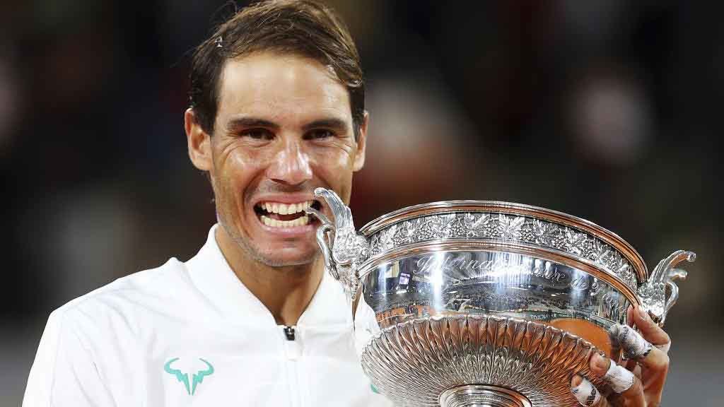 Rafa Nadal posa con el trofeo tras conquistar su 14º Roland Garros el año pasado