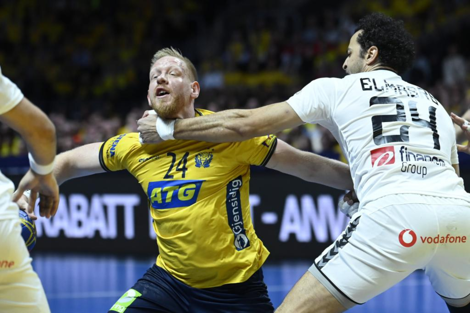 Jim Gottfridsson es agarrado por Ibrahim Elmasry durante el partido entre Suecia y Egipto /