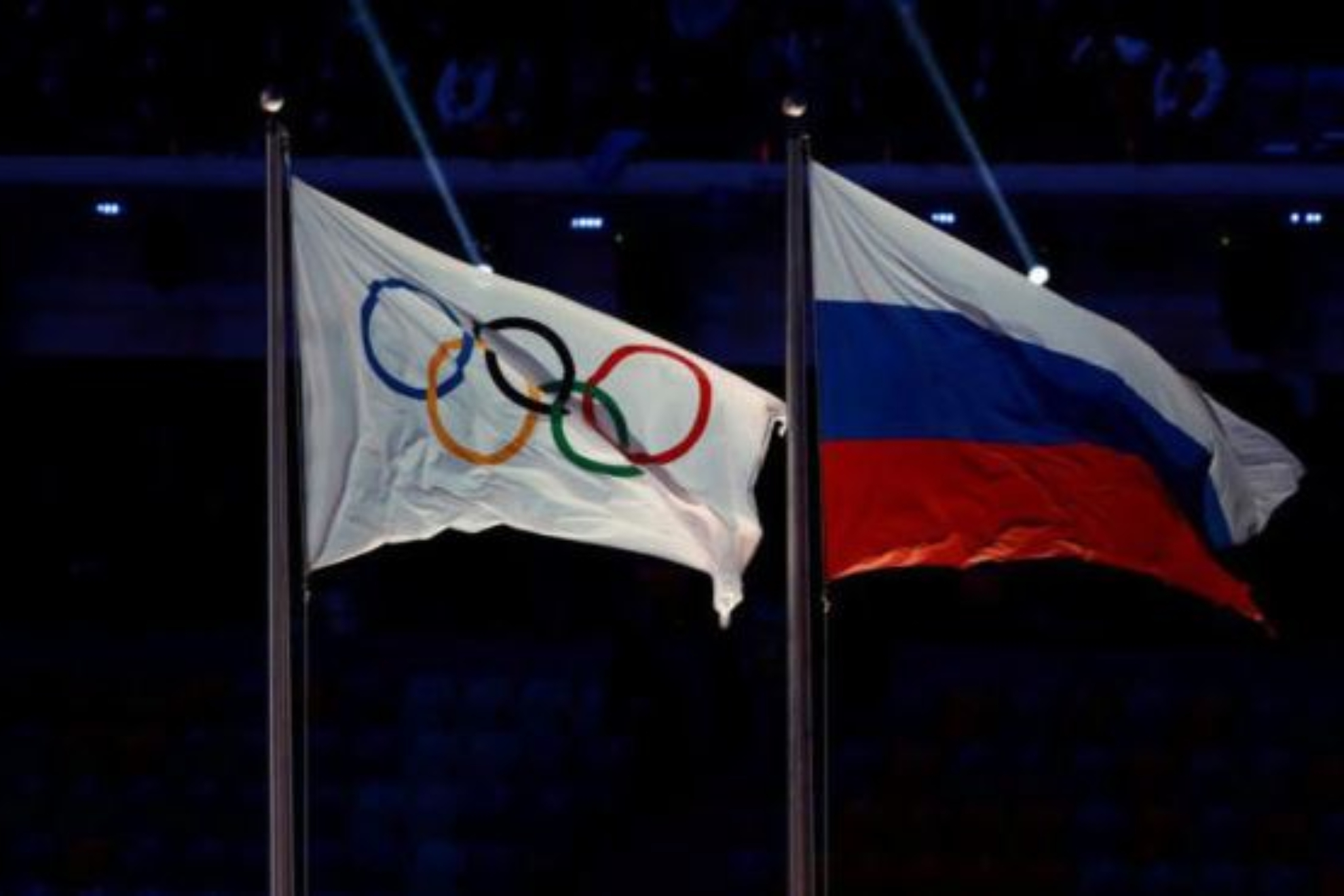 La bandera olímpica y la bandera de Rusia.