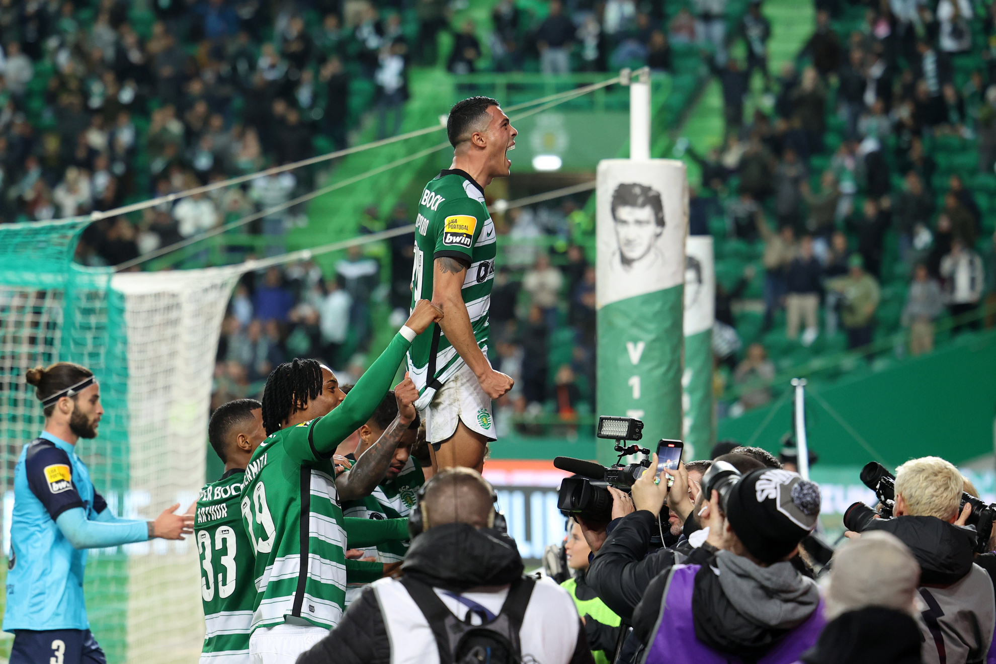 Pedro Porro celebra un gol con el Sporting CP.