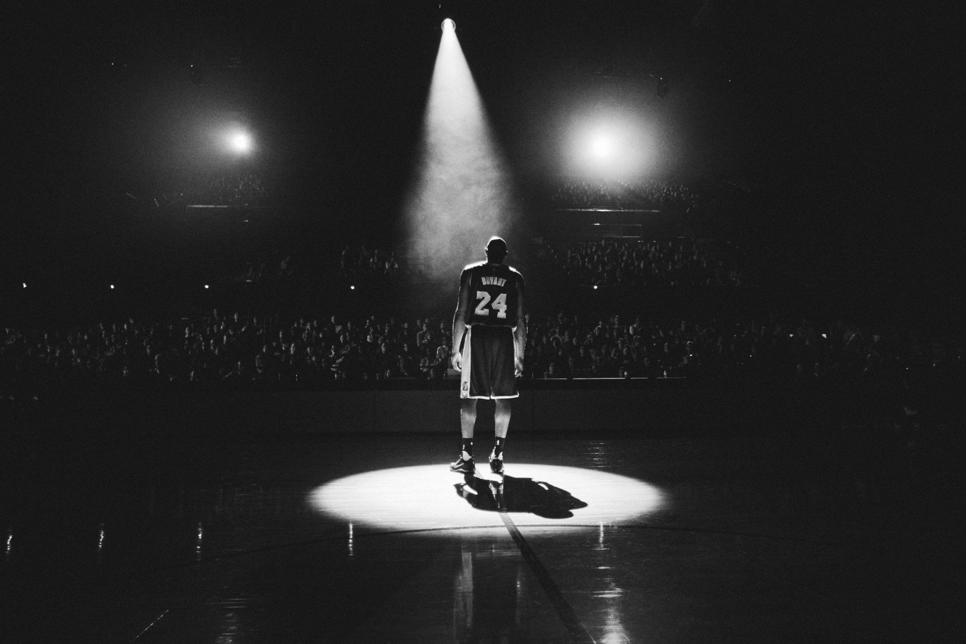 Kobe Bryant, iluminado en mitad de una pista.