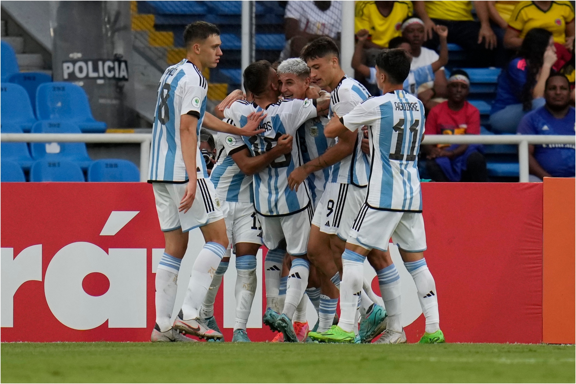 Los jugadores argentinos festejan el gol de Infantino a Perú.