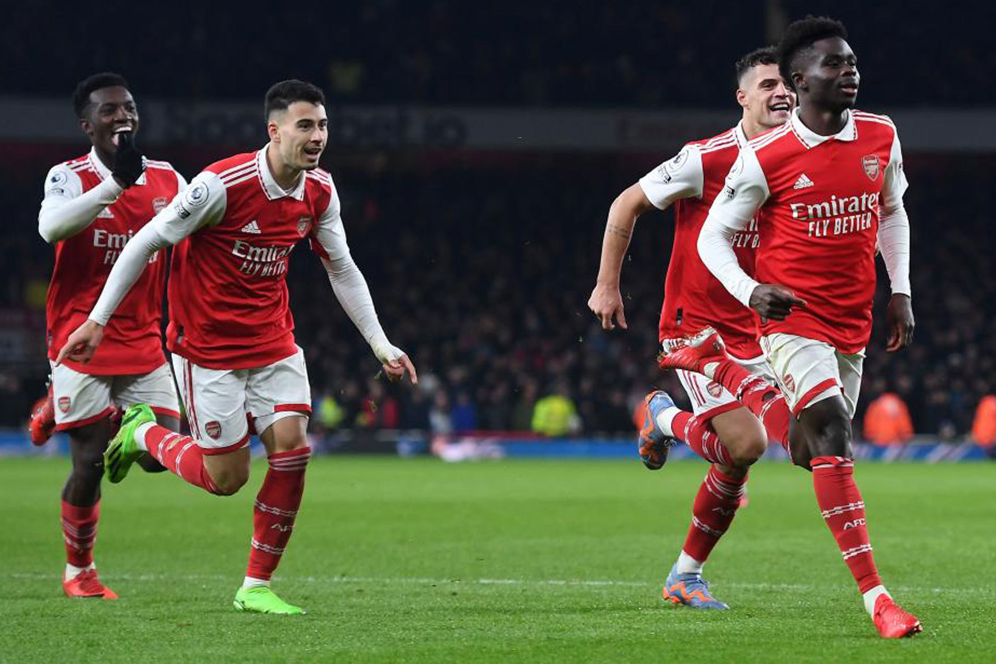 Nketiah, Martinelli y Saka celebran uno de los ltimos goles del Arsenal.