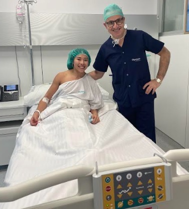 Stefy Navarro con el Dr. Manuel Leyes tras su complicada operacin