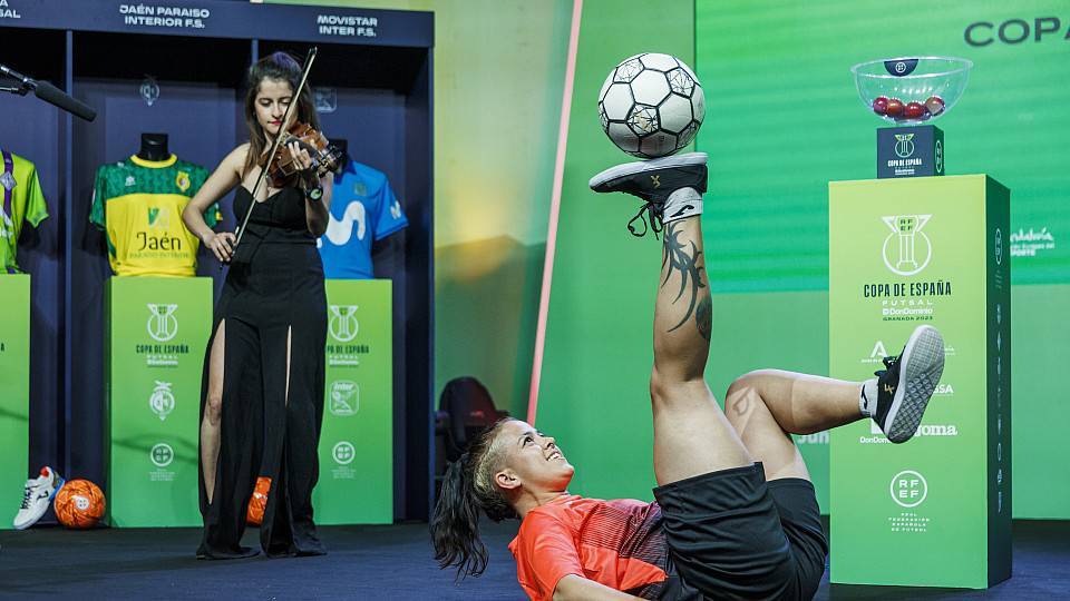 La violinista Carmen Victoria Zambrano y la 'freestyler' Paloma Pujol, en el sorteo de la Copa de Espaa de Ftbol Sala