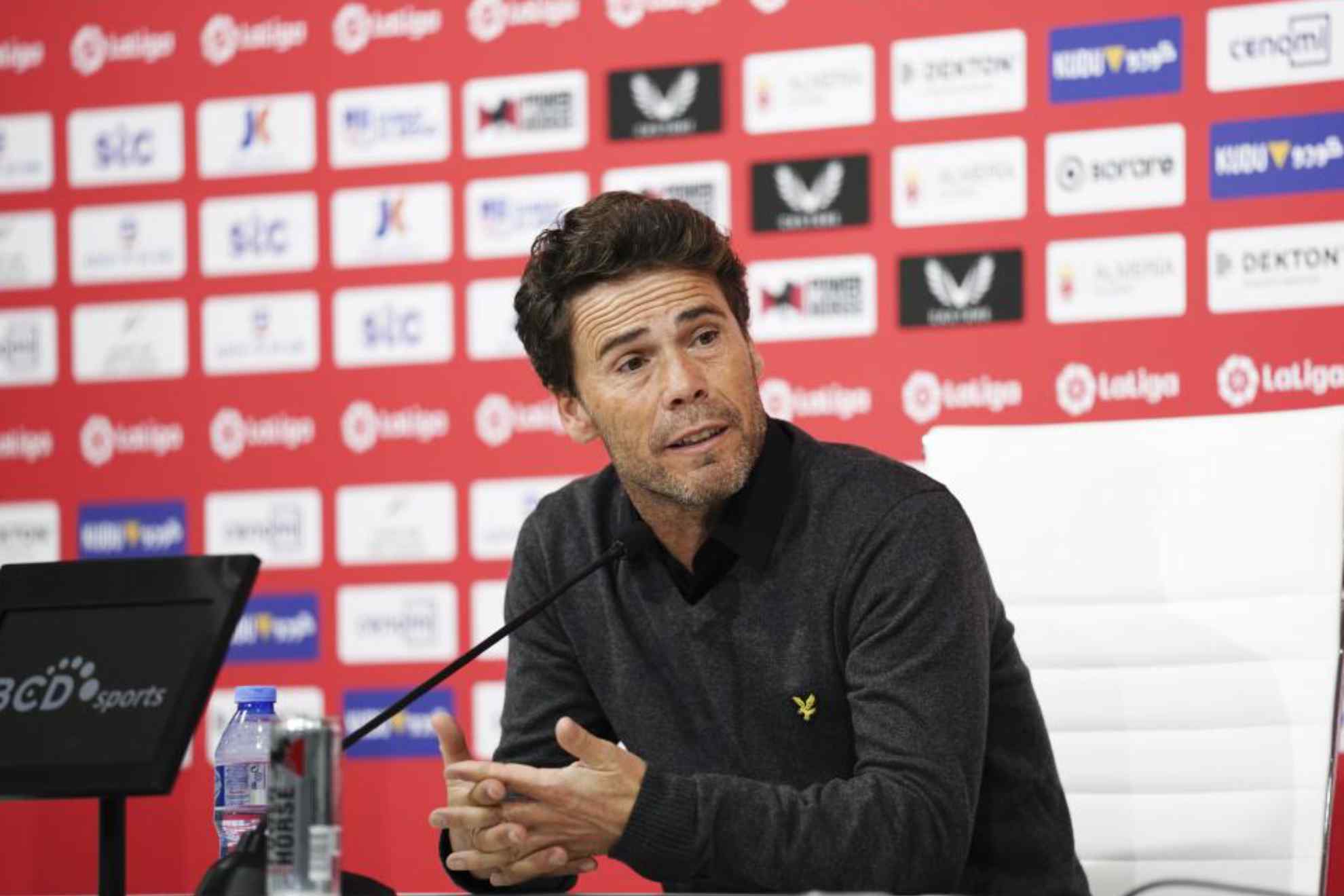 Rubi, entrenador del Almería, habla ante los medios.