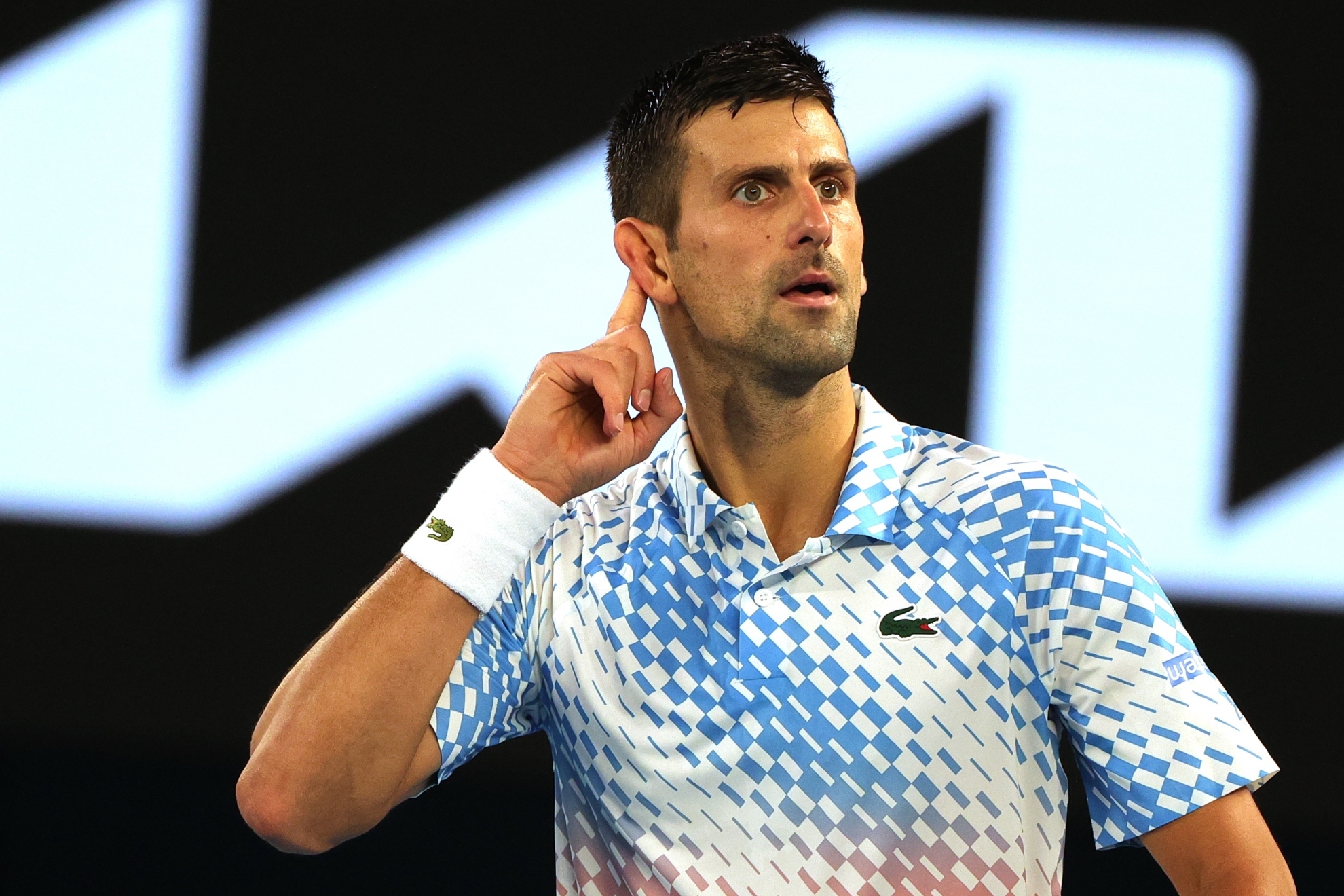 Djokovic reclama el aplauso del público con la mano en su oreja
