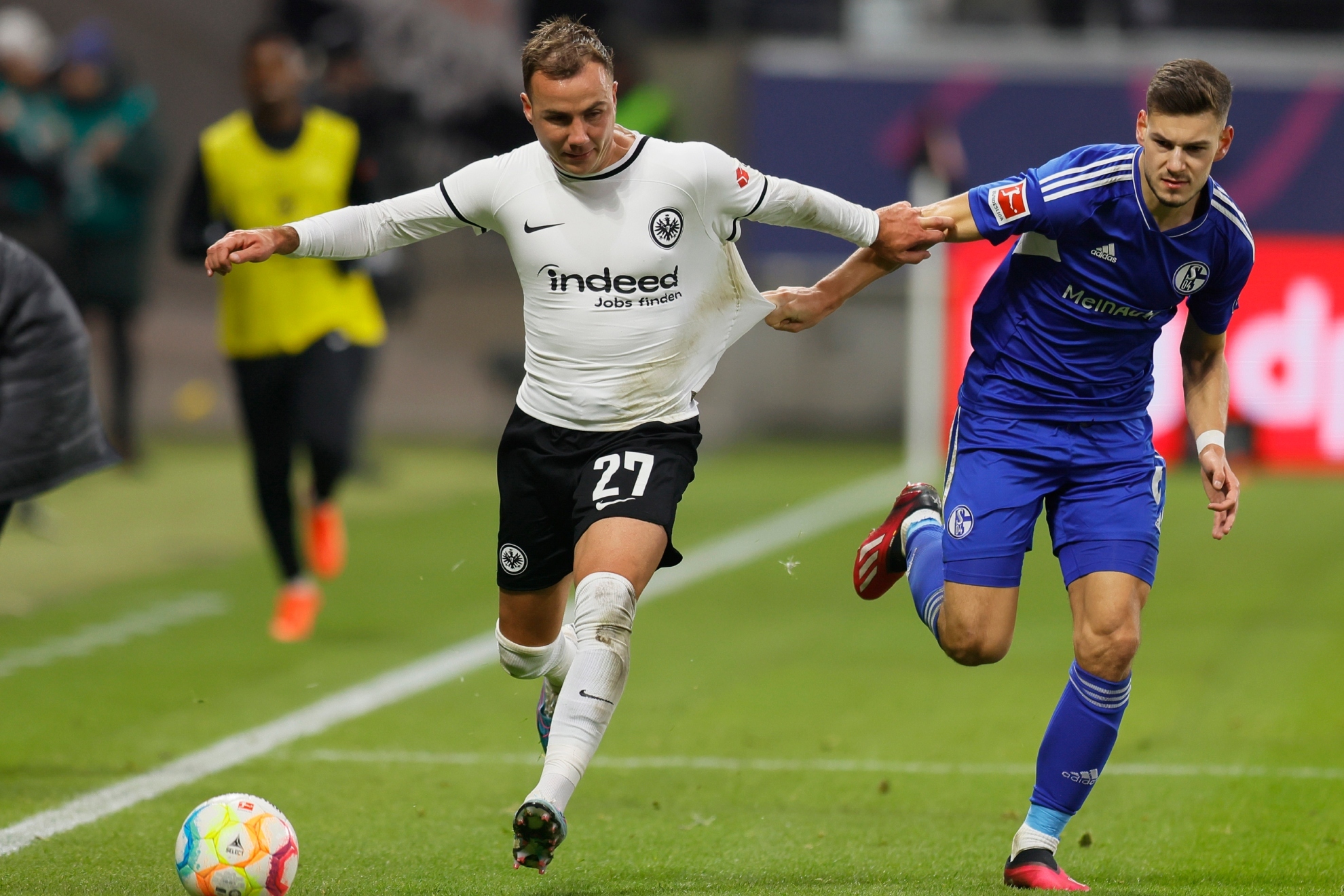 Mario Götze trata de zafarse de Tom Krauss ante el Schalke.
