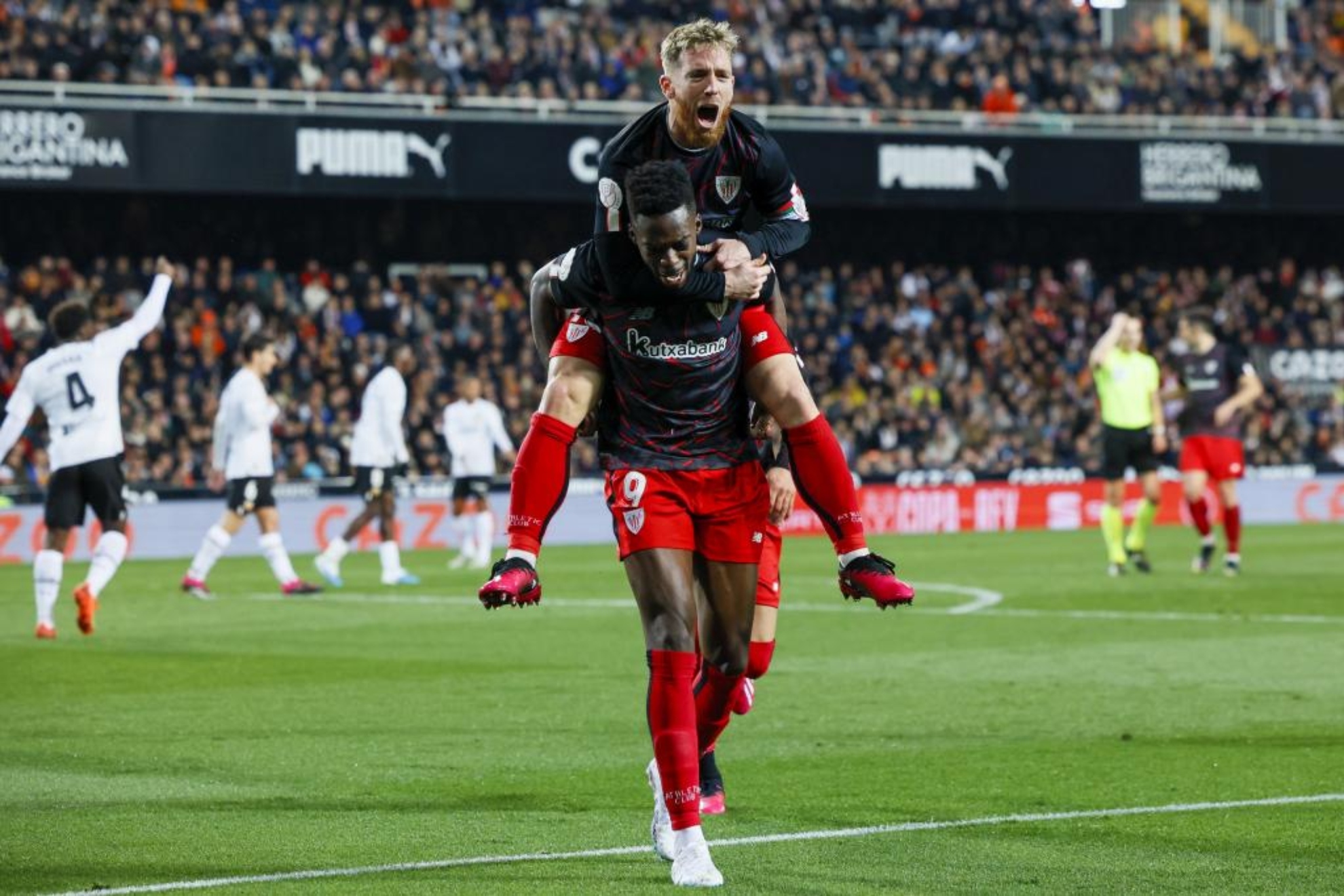 Muniain celebra un gol al Valencia con Iñaki Williams.