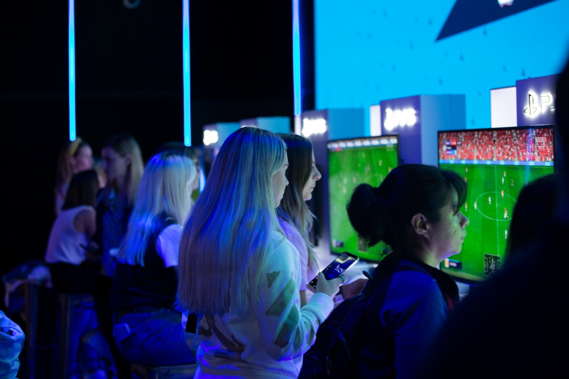 Mujeres jugando durante la presentación del FIFA 23 en Londres / EA Sports
